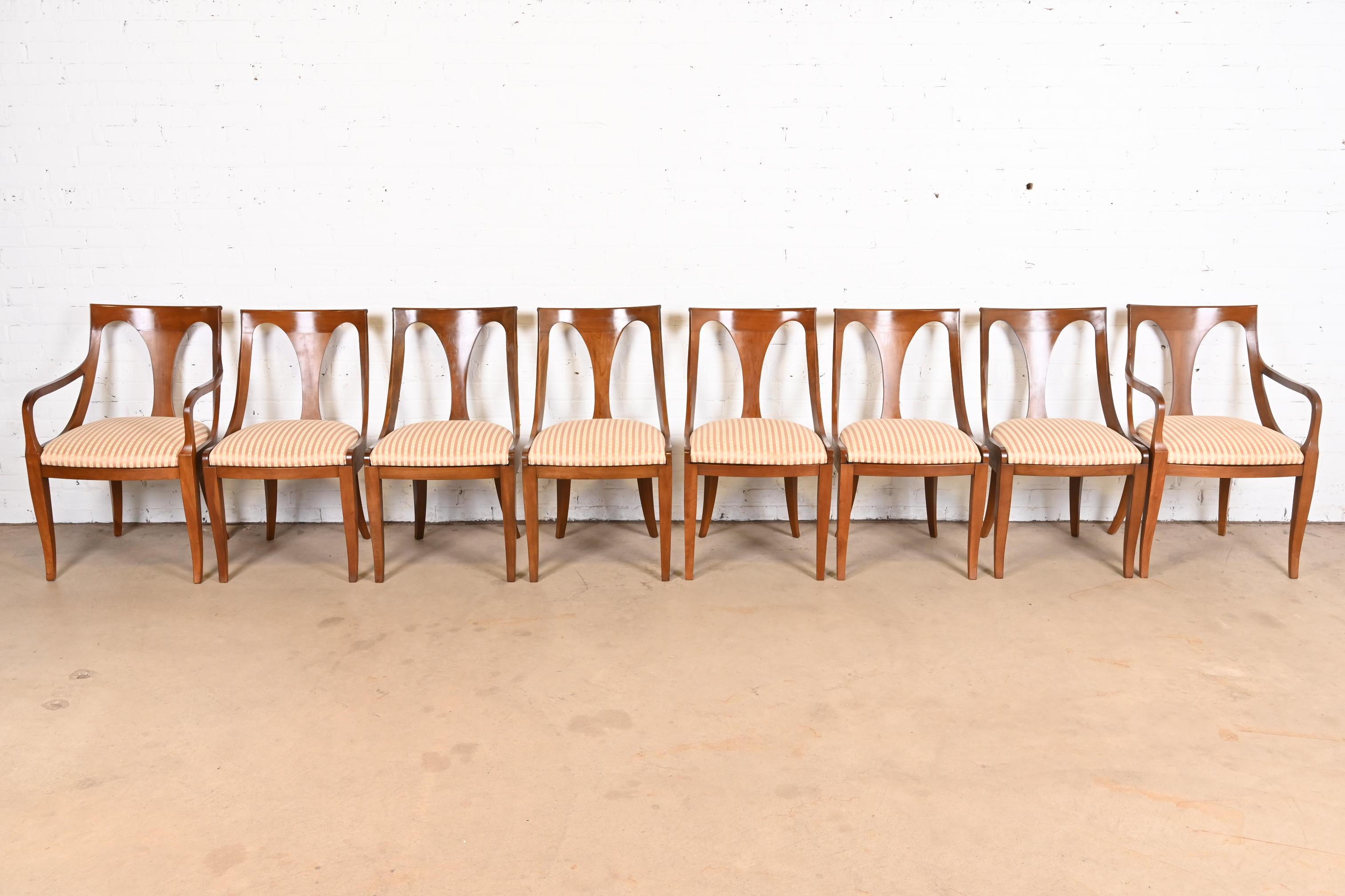 Ein schöner Satz von acht Esszimmerstühlen im Regency- oder neoklassizistischen Stil

Von Kindel Möbel

USA, ca. 1980er Jahre

Rahmen aus massivem Kirschholz, mit gepolsterten Sitzen.

Maßnahmen:
Beistellstühle - 19 