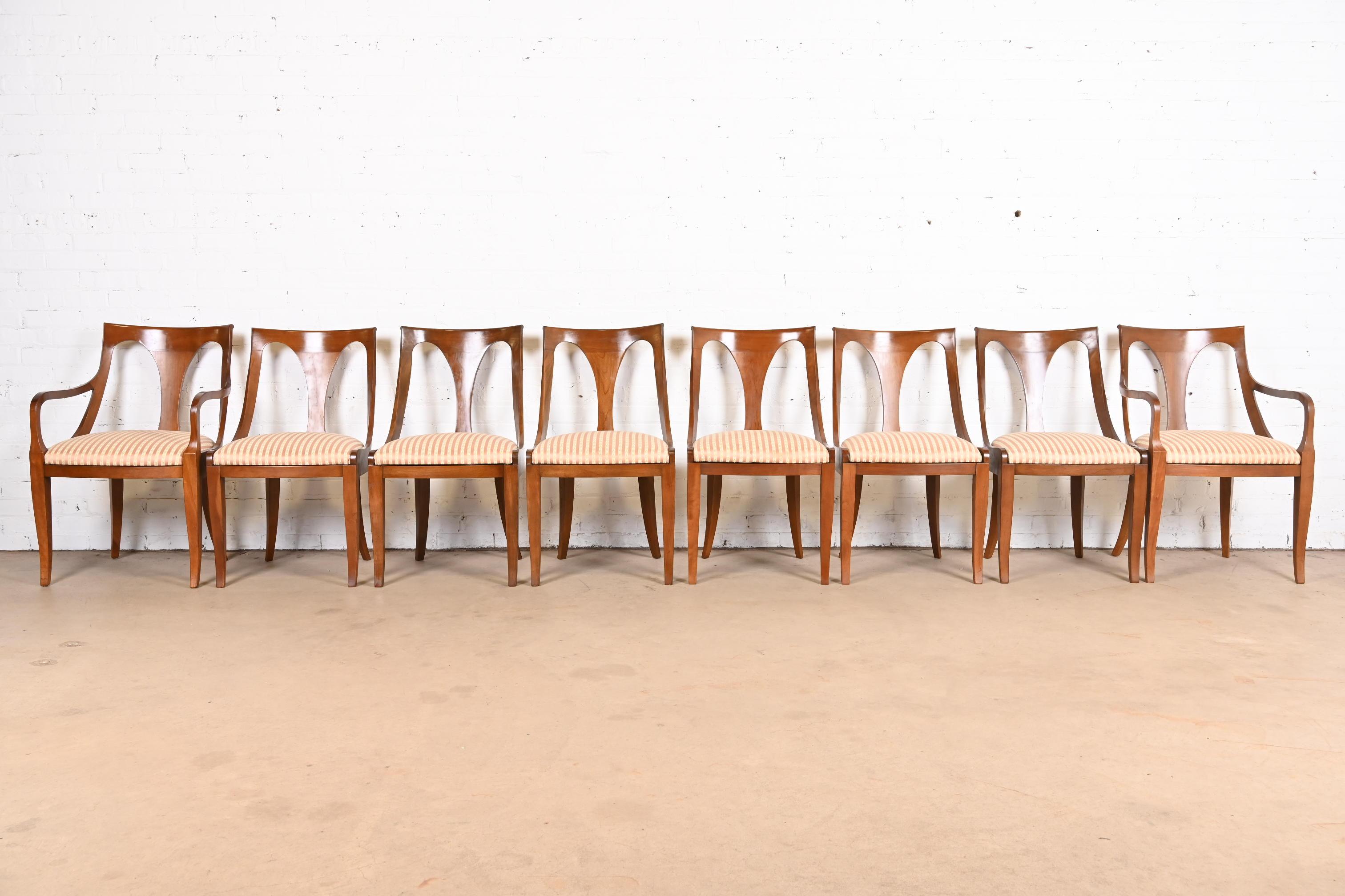 Américain Kindel Furniture ensemble de huit chaises de salle à manger Regency en cerisier massif en vente