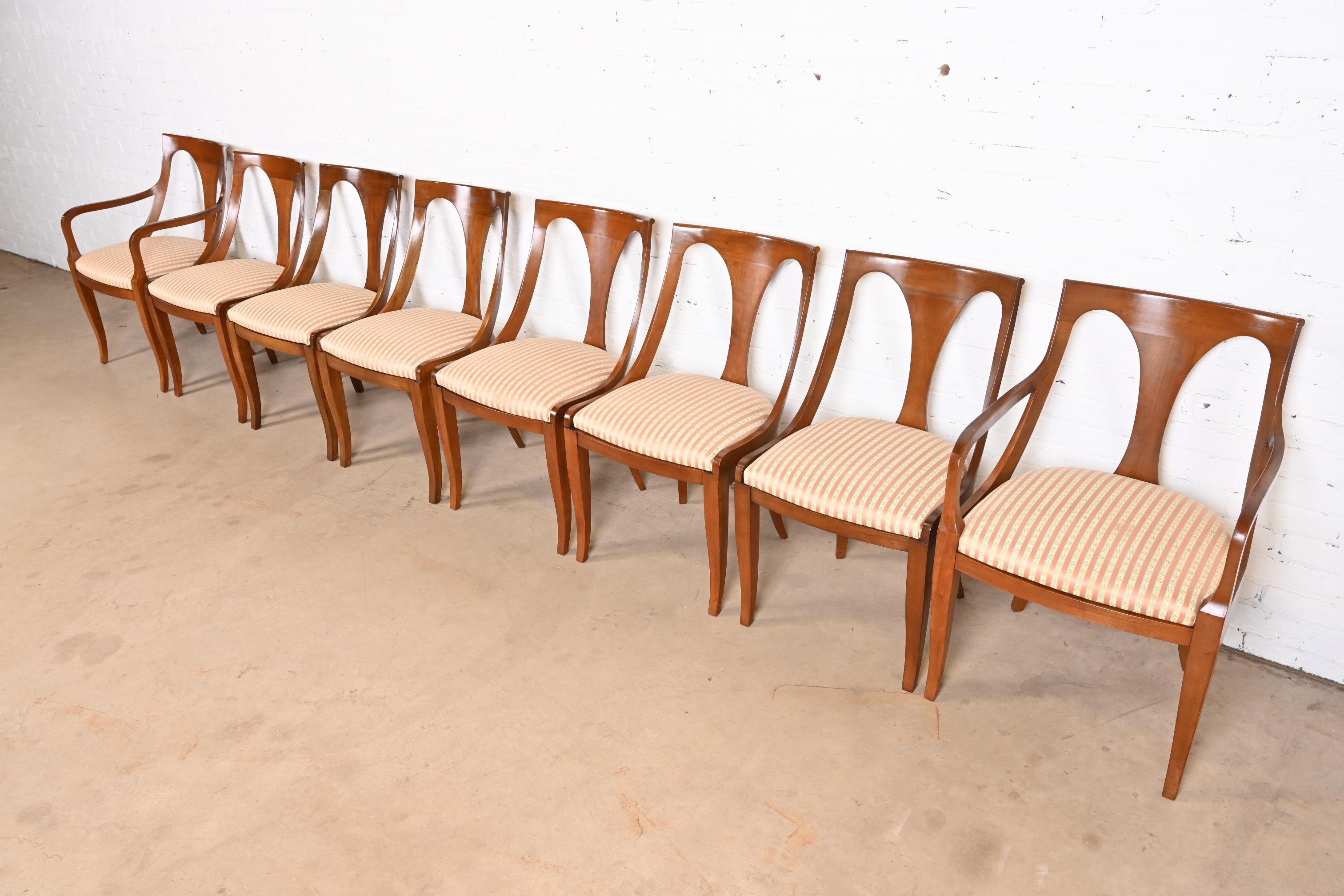 Kindel Furniture ensemble de huit chaises de salle à manger Regency en cerisier massif Bon état - En vente à South Bend, IN