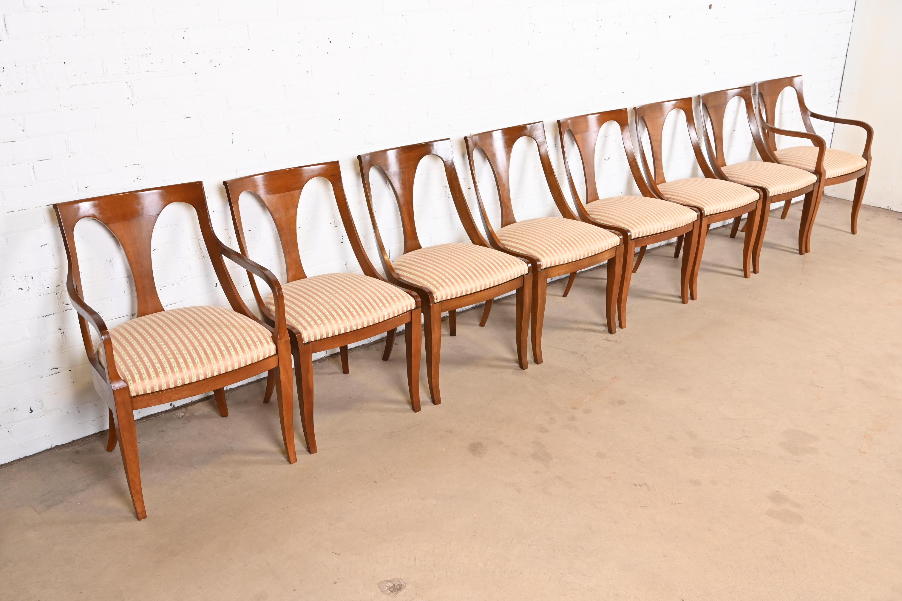 Tissu d'ameublement Kindel Furniture ensemble de huit chaises de salle à manger Regency en cerisier massif en vente
