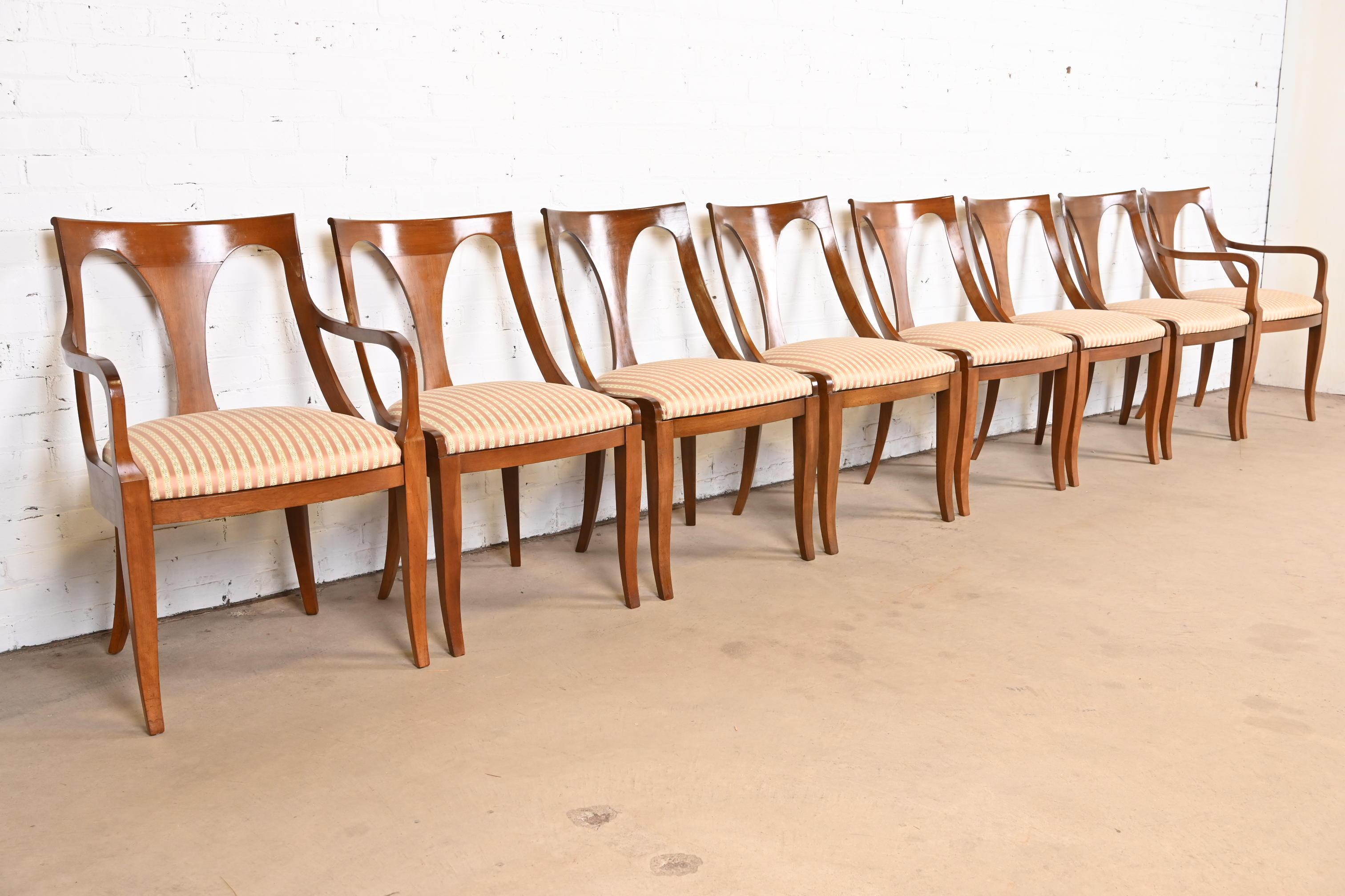 Kindel Furniture ensemble de huit chaises de salle à manger Regency en cerisier massif en vente 1