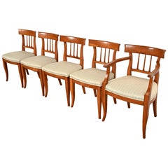 Chaises de salle à manger « Klismos » en bois de cerisier massif, style Régence, de la marque Kindel Furniture, lot de cinq