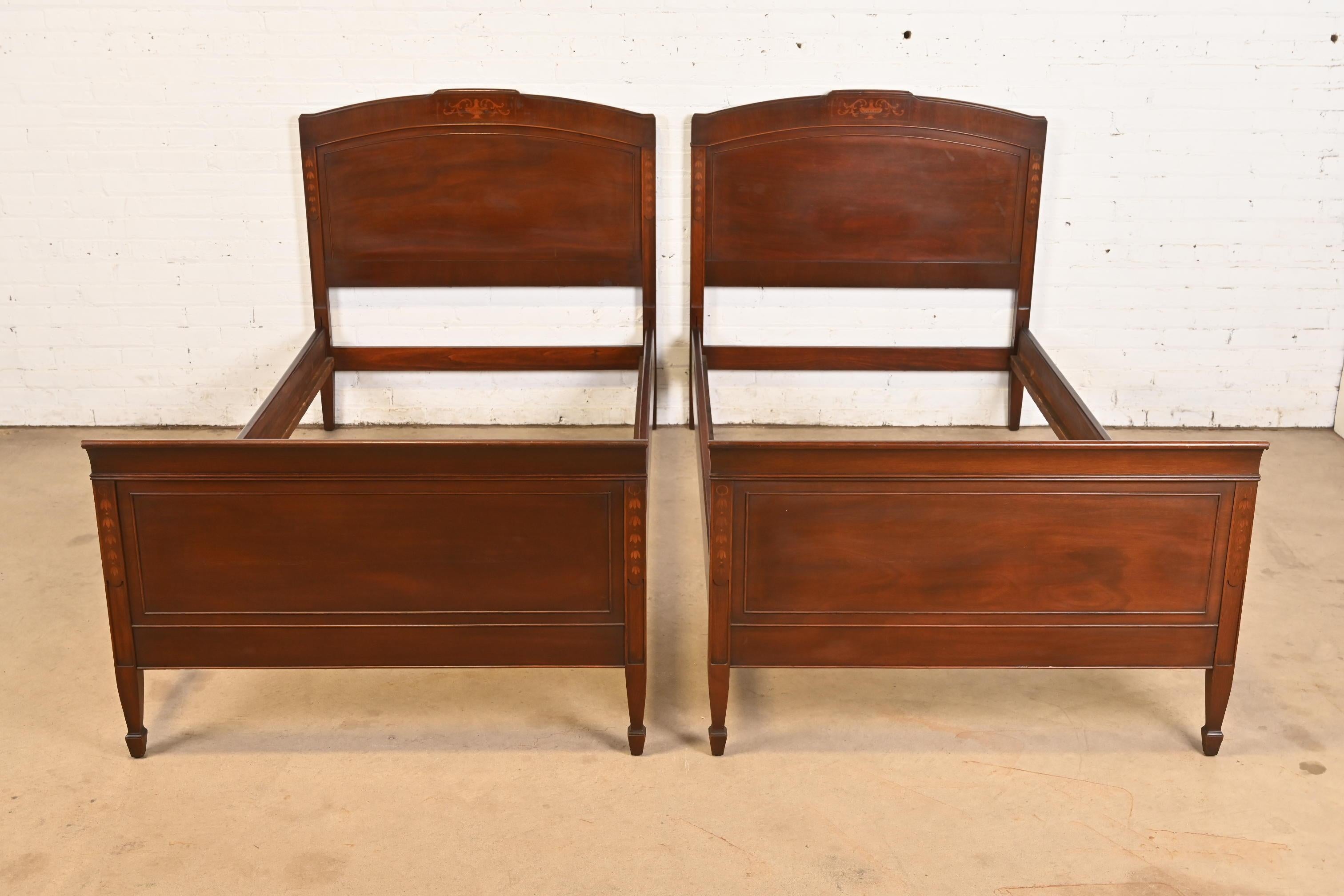 Una splendida coppia di letti gemelli d'epoca in stile Feder o Hepplewhite

Alla maniera di Kindel Furniture

USA, circa anni '40

Mogano intagliato, con intarsi in legno di raso.

Ciascuna misura: 42,25