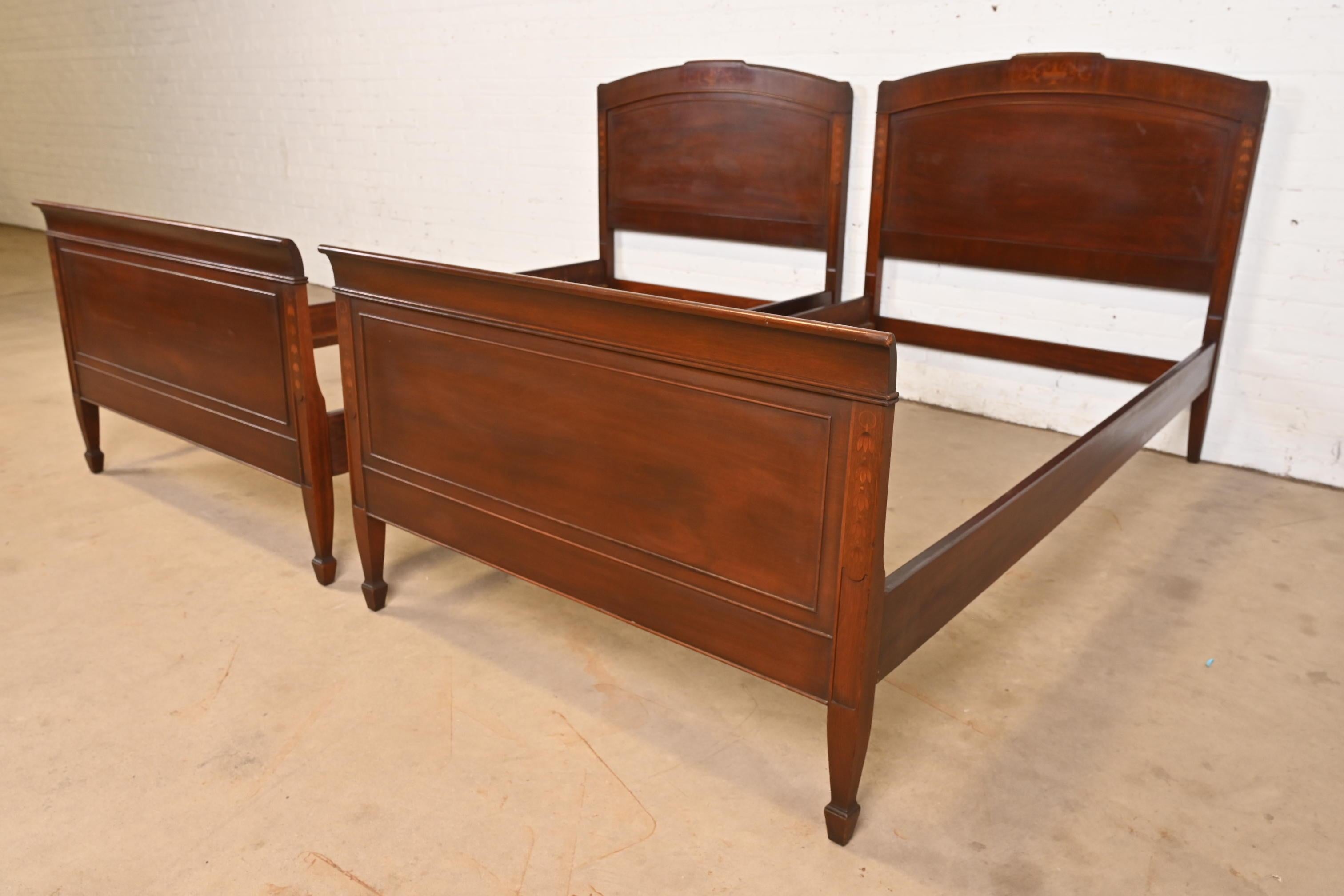 Americano Letti gemelli intarsiati in mogano stile Feder di Kindel Furniture, coppia in vendita