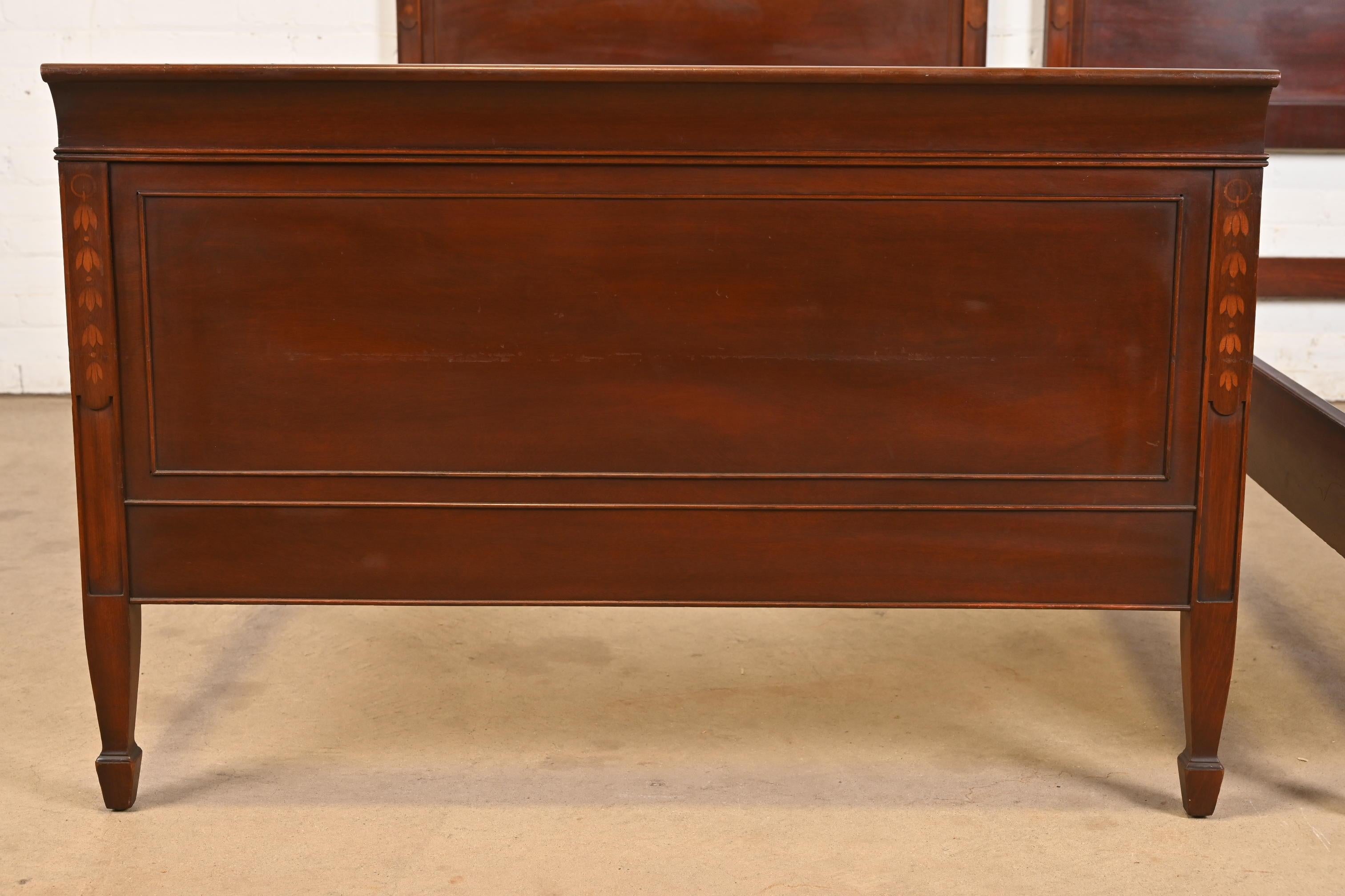 Letti gemelli intarsiati in mogano stile Feder di Kindel Furniture, coppia in vendita 2