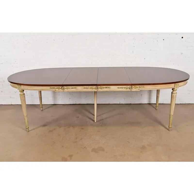 Mesa de Comedor Extensible Estilo Regencia Francesa Kindel Furniture, Circa 1960s Luis XVI en venta