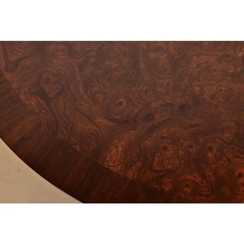 Mesa de Comedor Extensible Estilo Regencia Francesa Kindel Furniture, Circa 1960s Nogal en venta