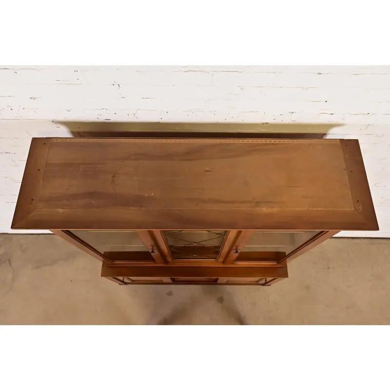 Mobile libreria in stile Regency francese Luigi XVI di Kindel Furniture, CIRCA 1960 in vendita 4