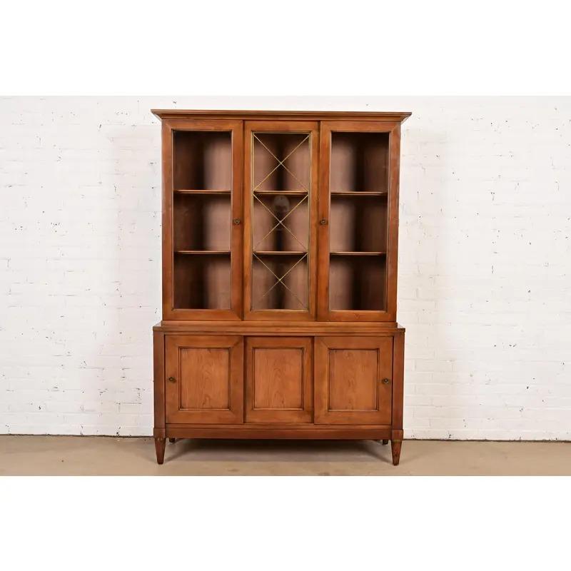 Una splendida libreria o mobile da pranzo della metà del secolo scorso, in stile Regenza francese Luigi XVI.

Alla maniera di Kindel Furniture

USA, circa anni '1960

Splendido legno di ciliegio intagliato, con porte anteriori in vetro, ferramenta e