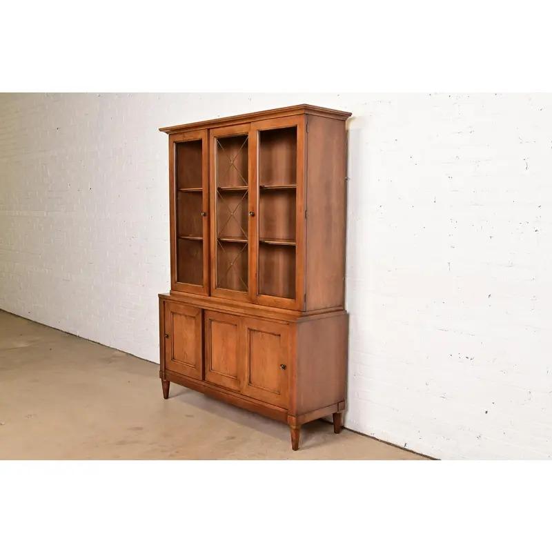 Mobile libreria in stile Regency francese Luigi XVI di Kindel Furniture, CIRCA 1960 In condizioni buone in vendita a South Bend, IN