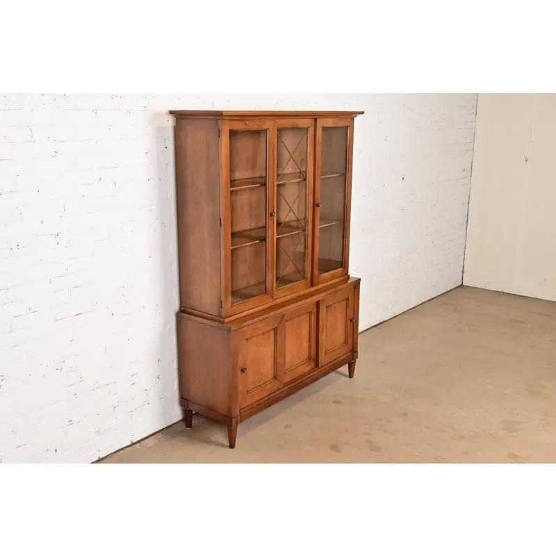 Metà XX secolo Mobile libreria in stile Regency francese Luigi XVI di Kindel Furniture, CIRCA 1960 in vendita