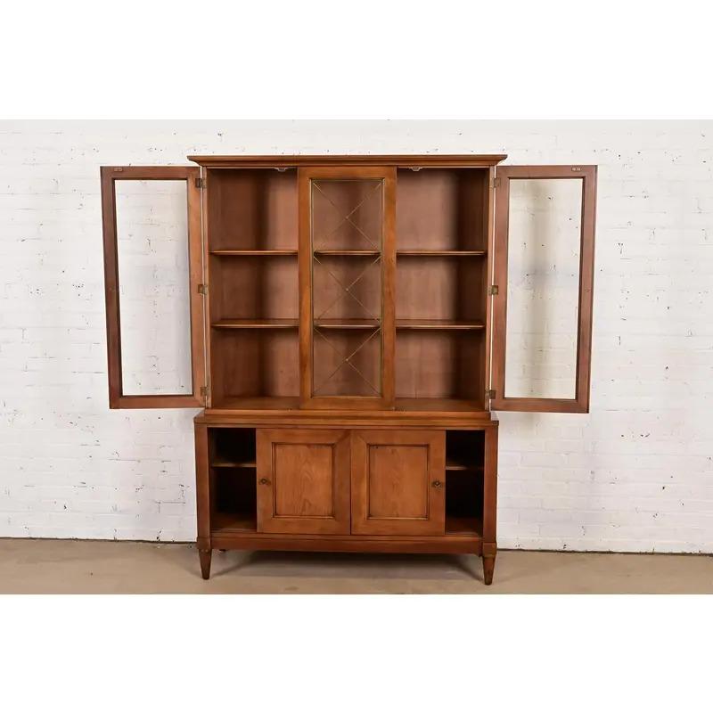 Ottone Mobile libreria in stile Regency francese Luigi XVI di Kindel Furniture, CIRCA 1960 in vendita