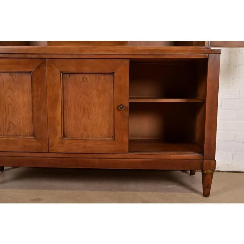 Mobile libreria in stile Regency francese Luigi XVI di Kindel Furniture, CIRCA 1960 in vendita 2