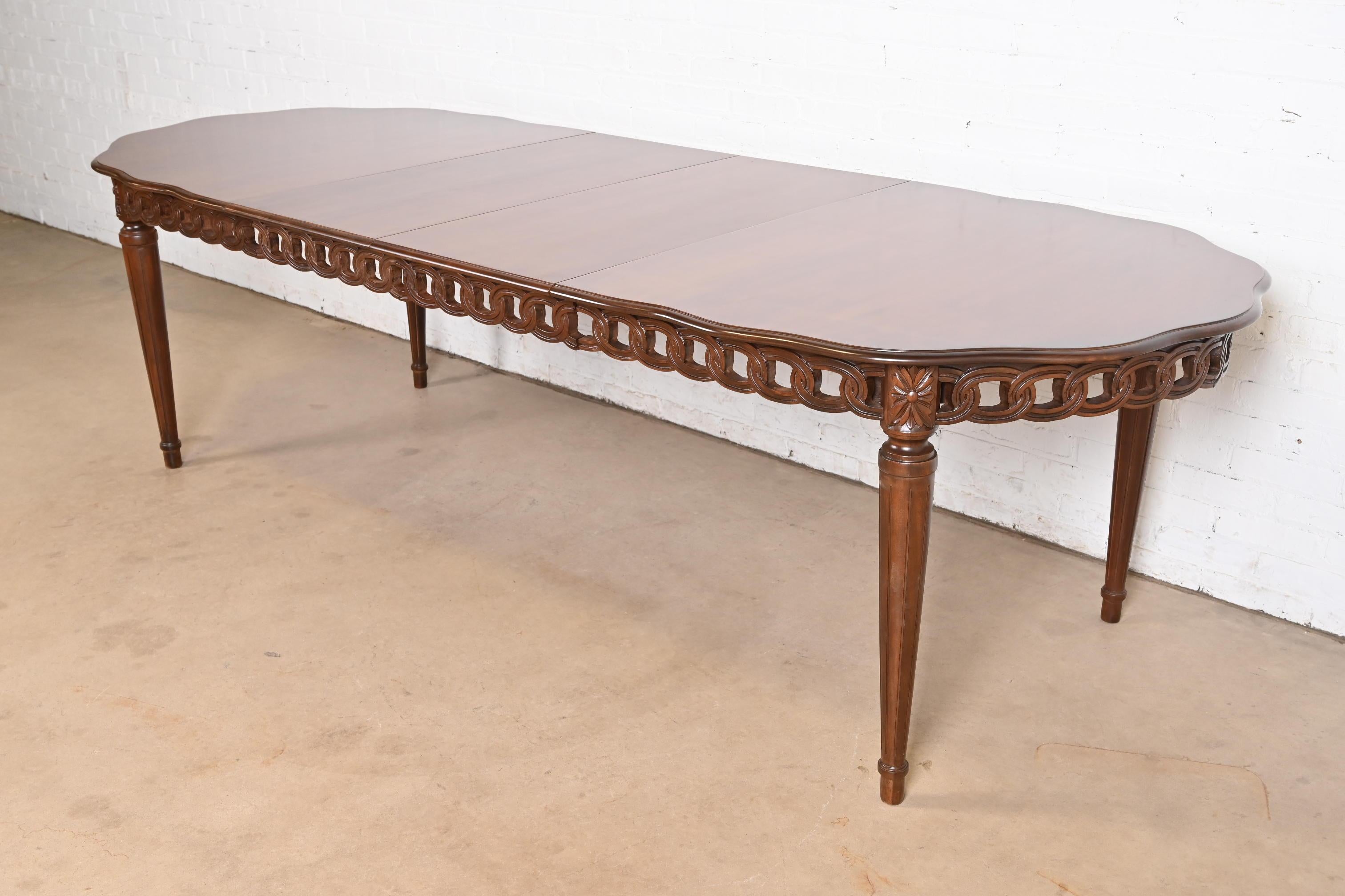 A beautiful French Regency Louis XVI style carved mahogany extension dining table

In the manner of Kindel Furniture

USA, Circa 1960s

Measures: 72