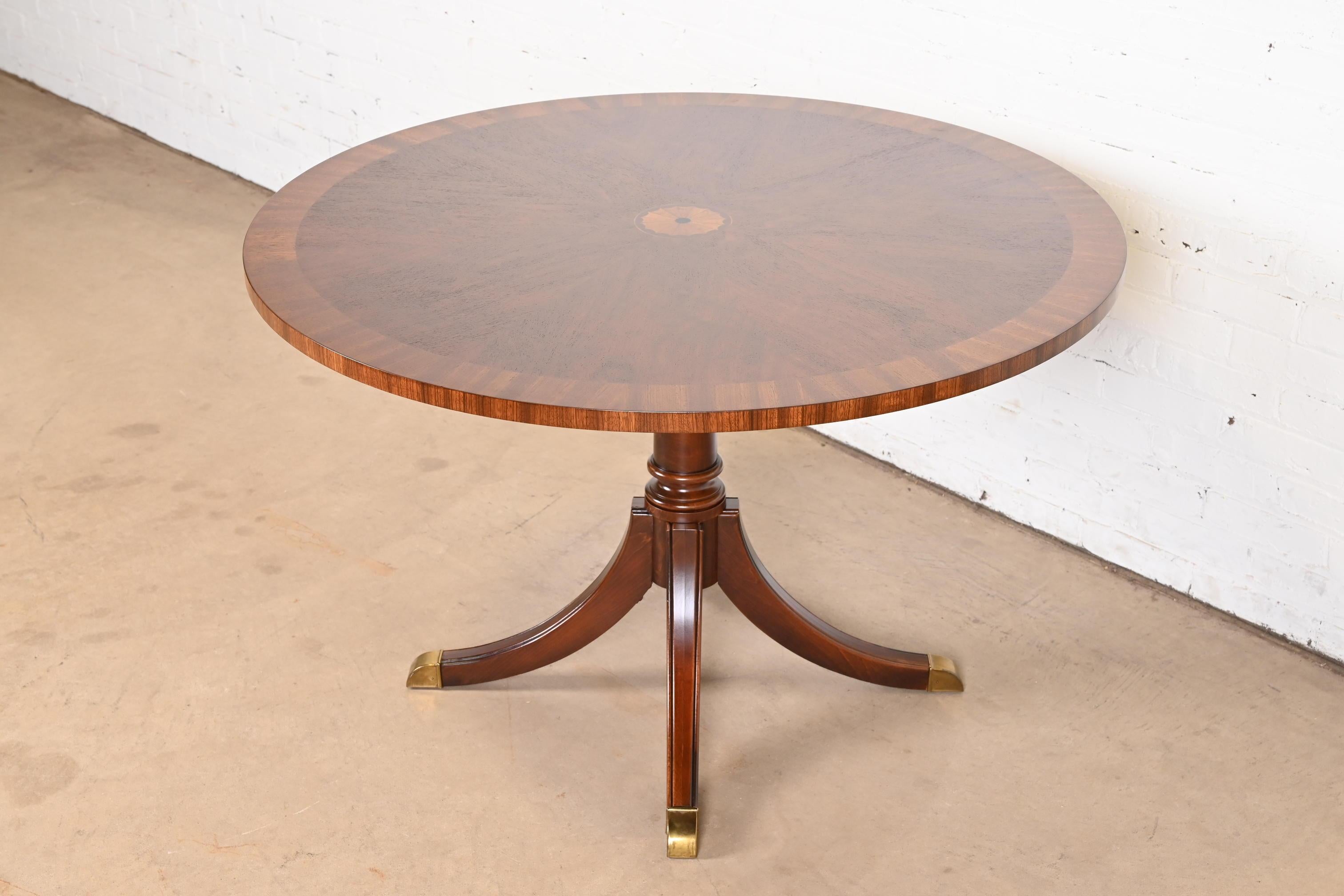 Kindel Furniture Style Georgian Banded Mahogany Pedestal Dining Table In Good Condition In South Bend, IN
