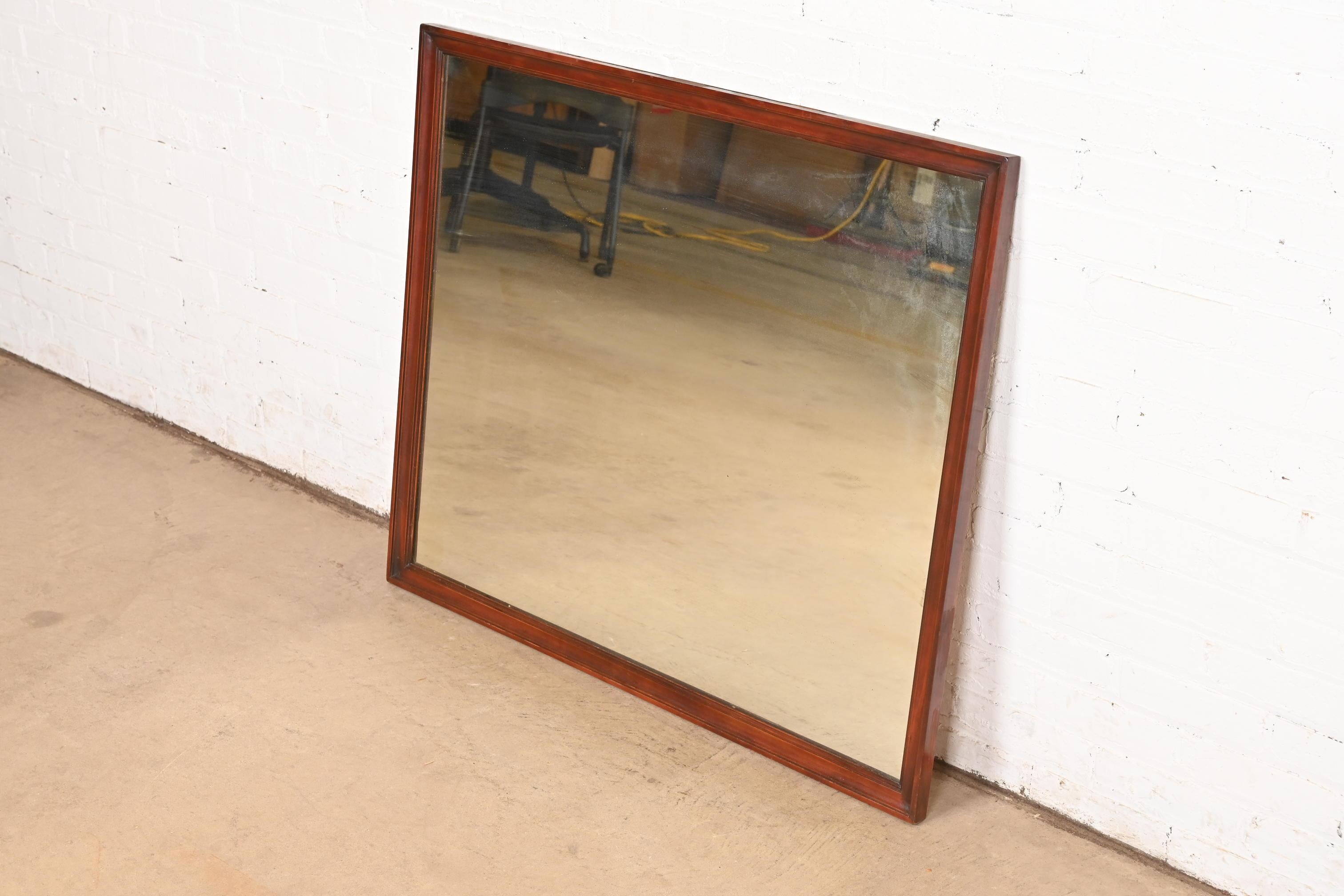 Mid-Century moderno Specchio da parete con cornice in mogano, stile Kindel Furniture, metà secolo, 1960 in vendita