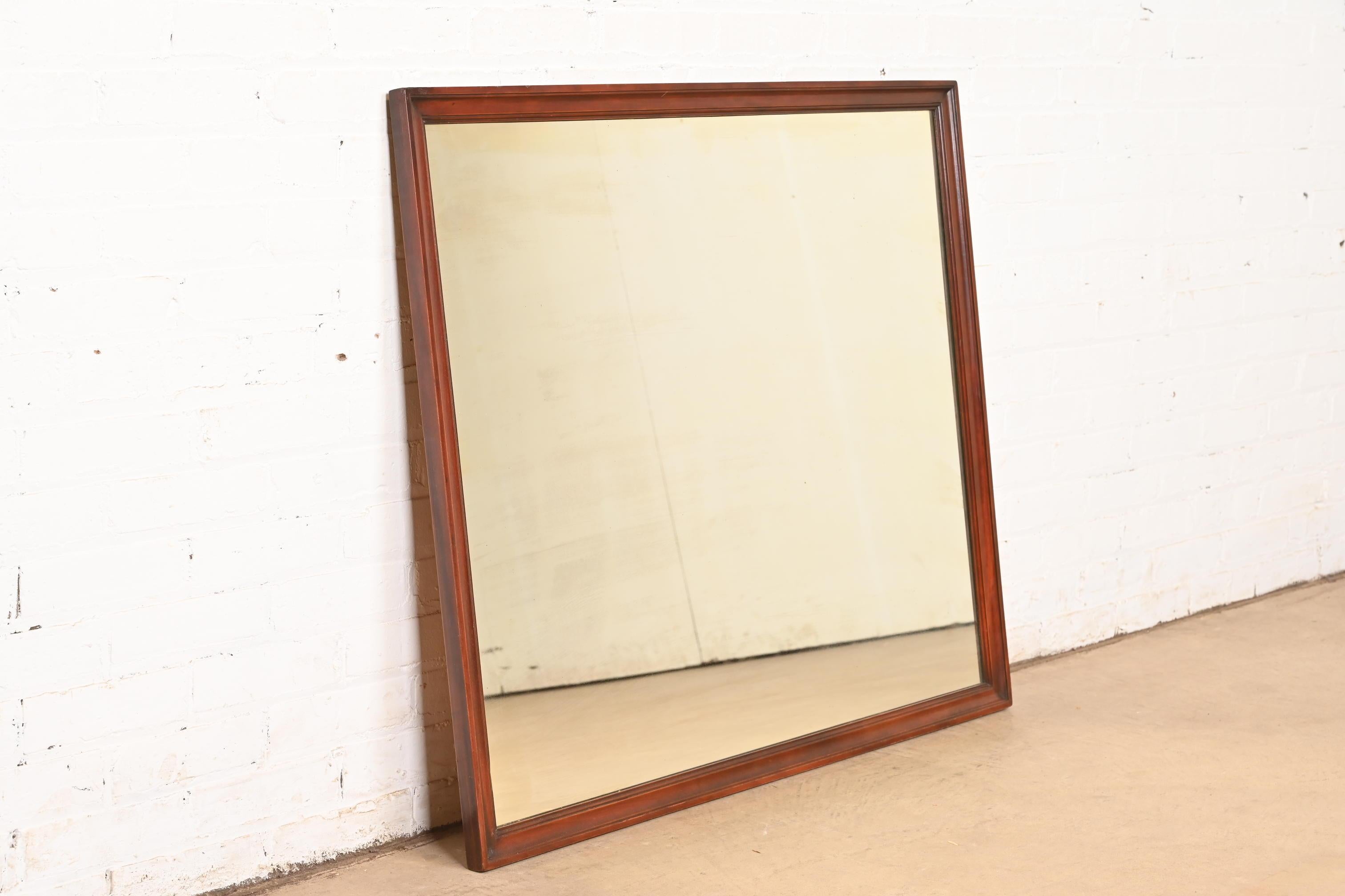 Americano Specchio da parete con cornice in mogano, stile Kindel Furniture, metà secolo, 1960 in vendita
