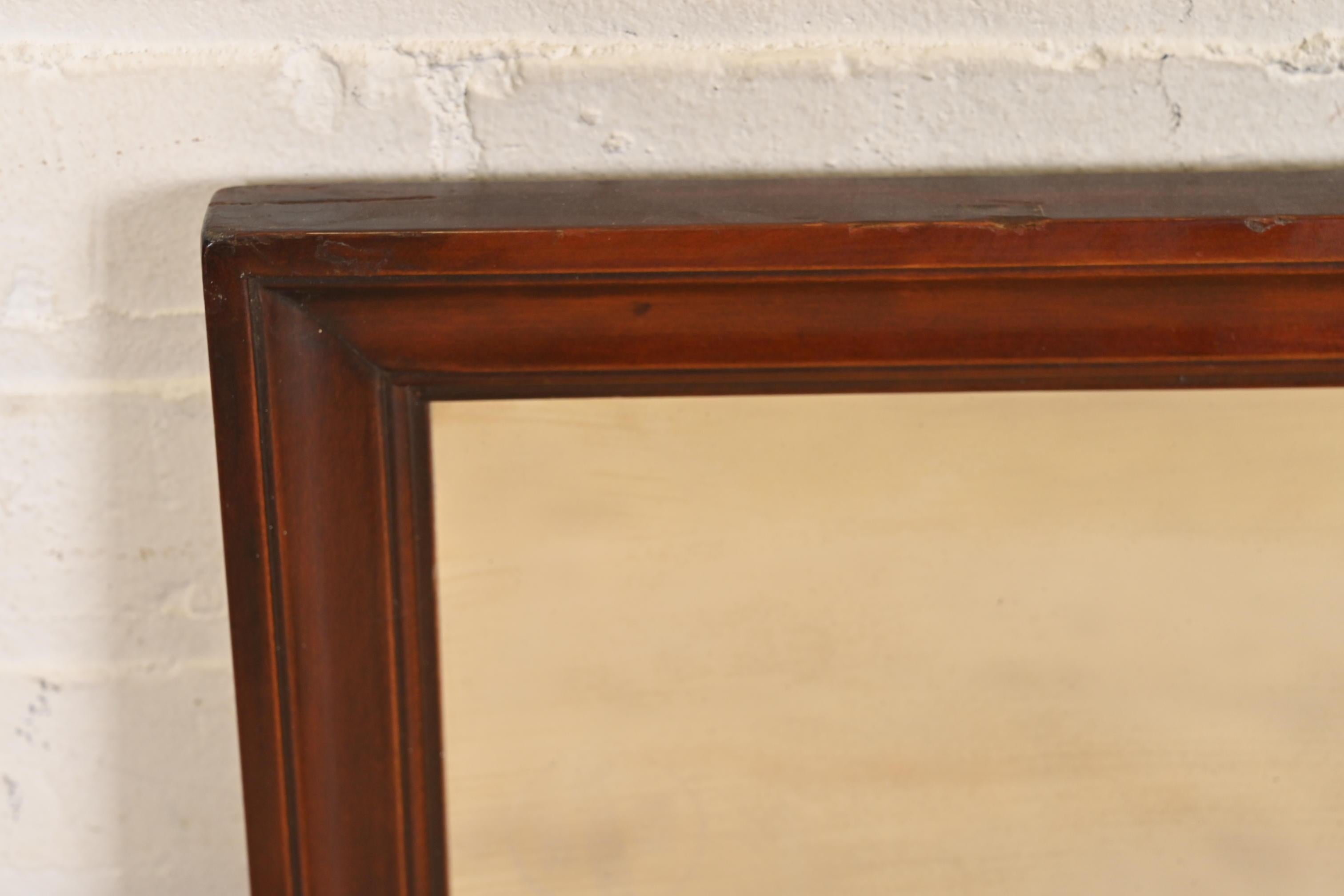 Specchio da parete con cornice in mogano, stile Kindel Furniture, metà secolo, 1960 In condizioni buone in vendita a South Bend, IN