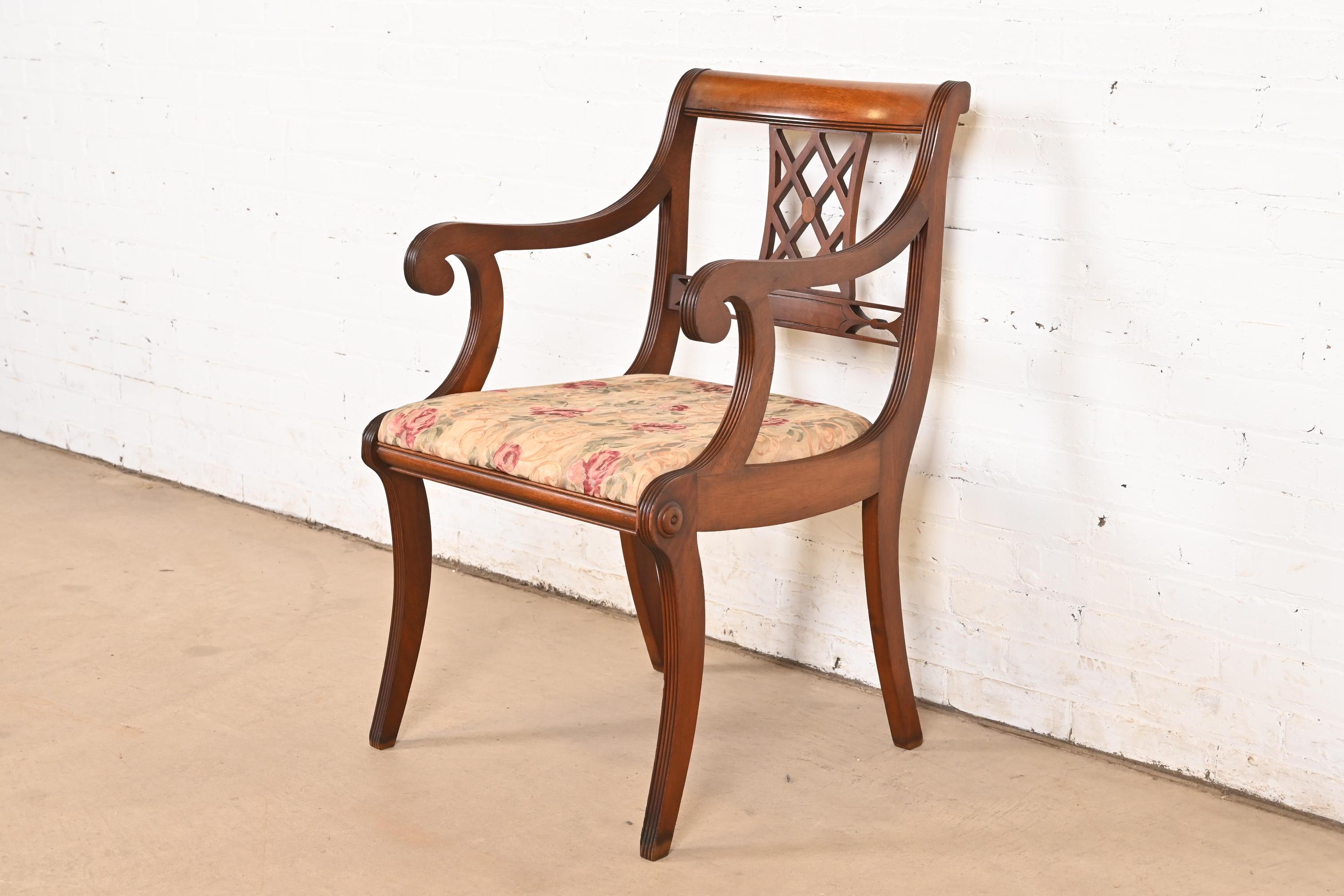 Set di sei sedie da pranzo in mogano intagliato Kindel Furniture Style Regency in vendita 4