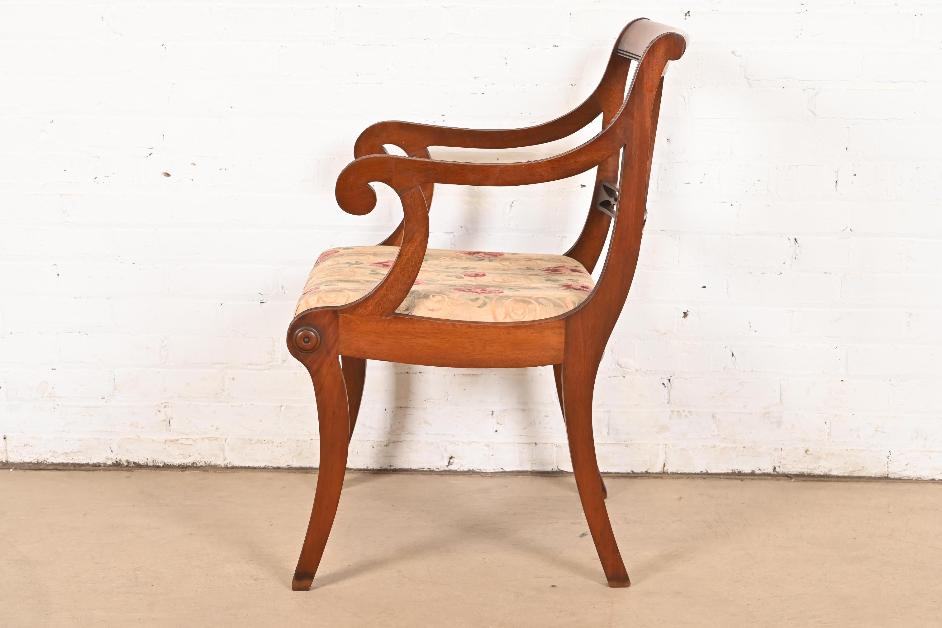 Set di sei sedie da pranzo in mogano intagliato Kindel Furniture Style Regency in vendita 5