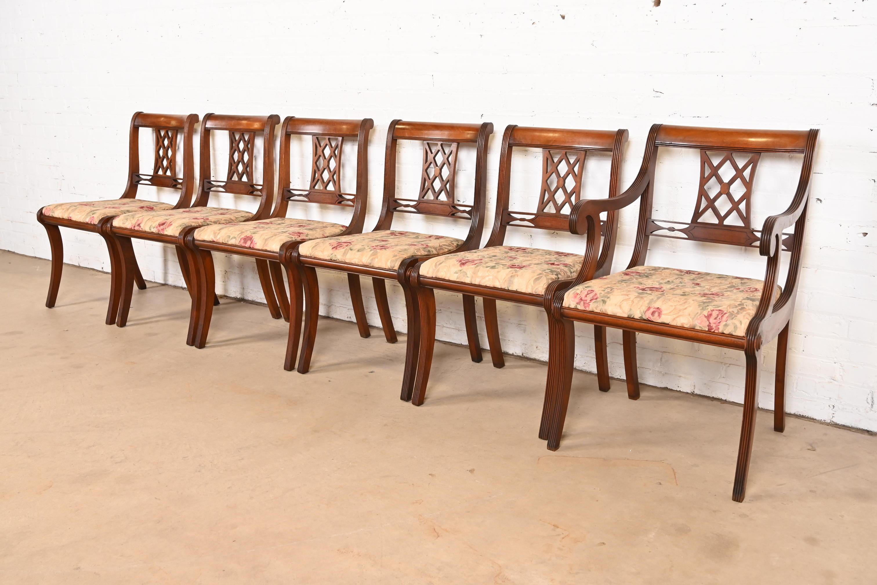 Uno splendido set di sei sedie da pranzo in stile Reggenza

Alla maniera di Kindel Furniture

USA, circa anni '1960

Telaio in mogano intagliato, con sedili imbottiti.

Misure: 
Sedie laterali - 19,5
