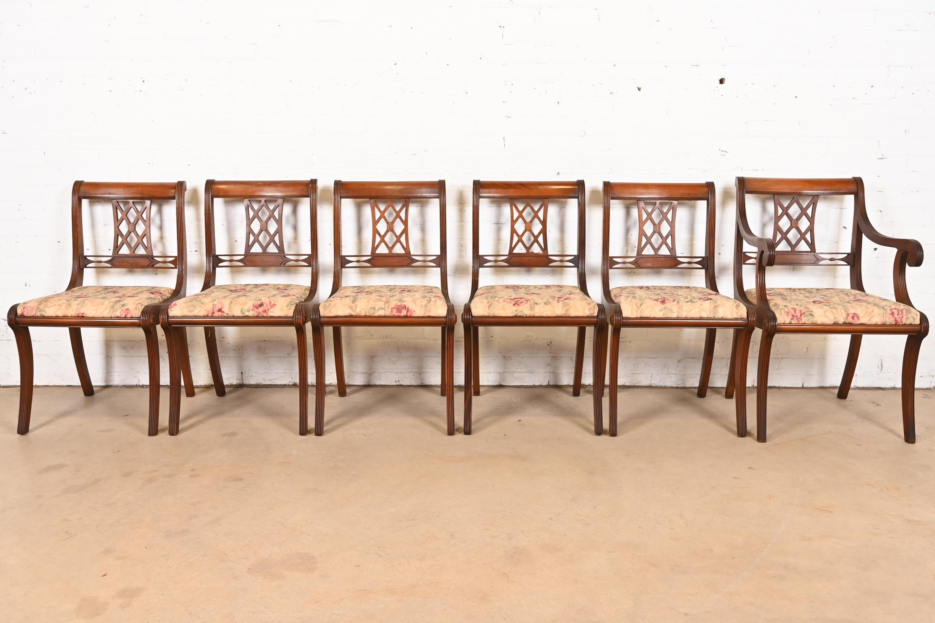 Americano Set di sei sedie da pranzo in mogano intagliato Kindel Furniture Style Regency in vendita