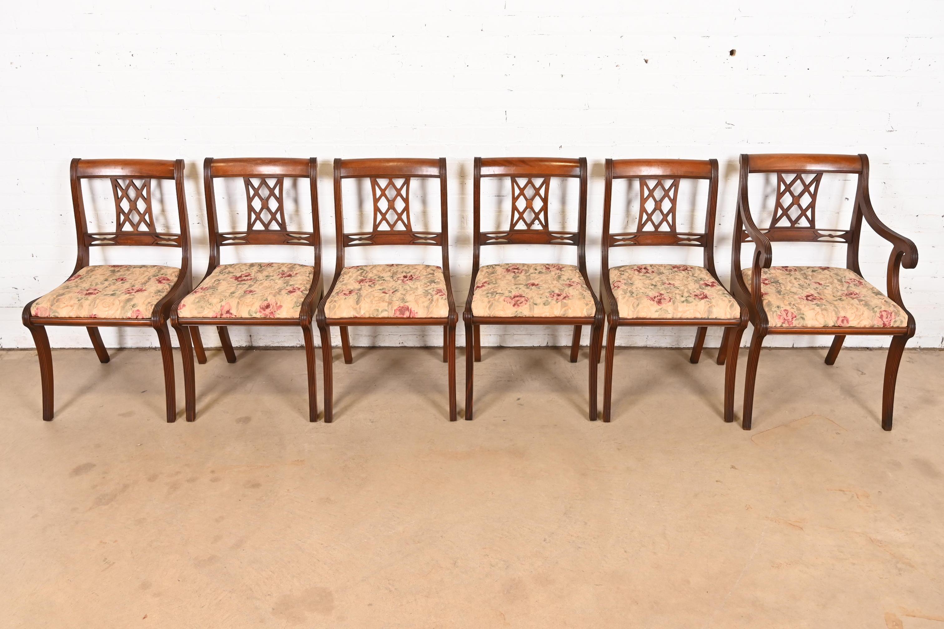 Set di sei sedie da pranzo in mogano intagliato Kindel Furniture Style Regency In condizioni buone in vendita a South Bend, IN