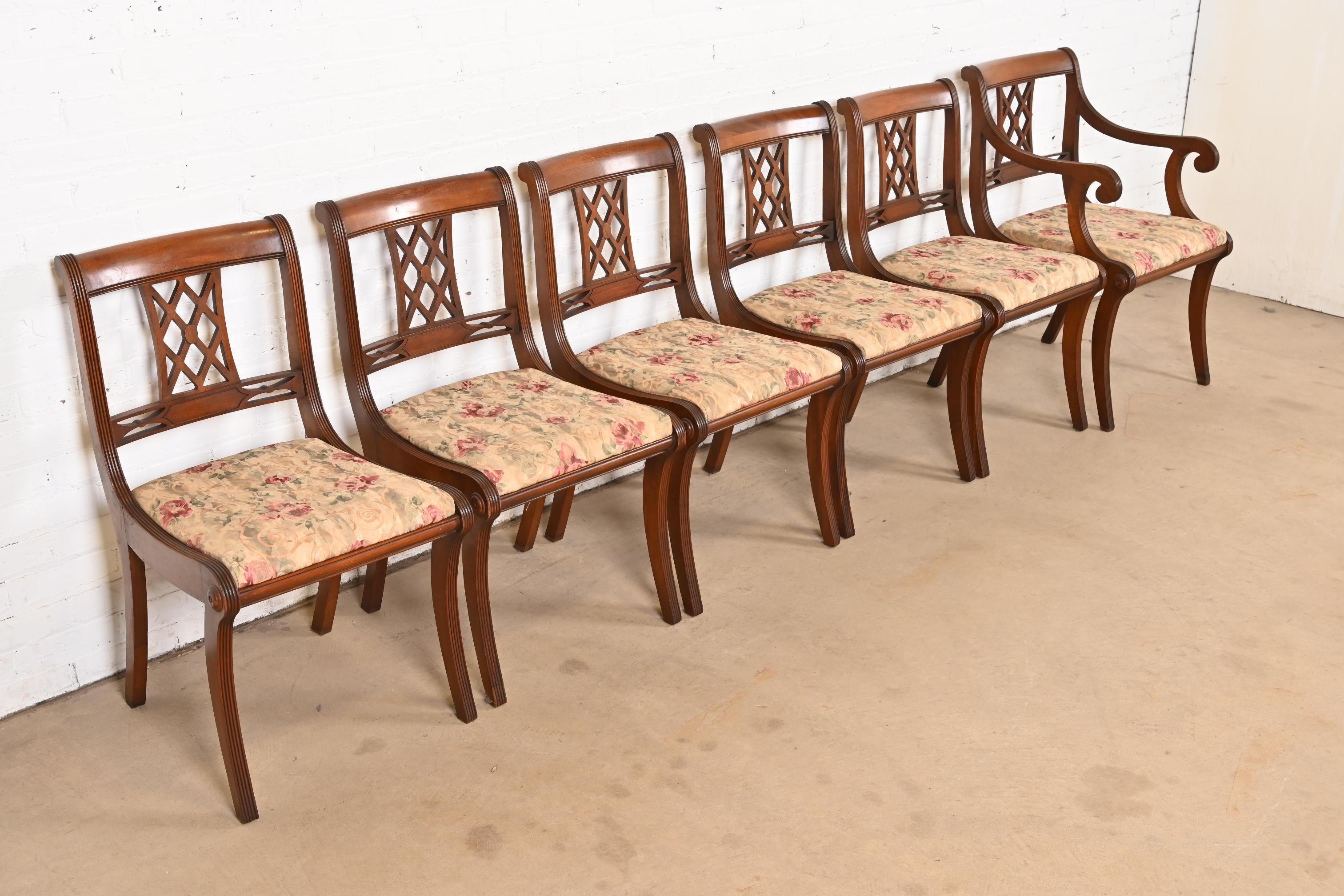 Metà XX secolo Set di sei sedie da pranzo in mogano intagliato Kindel Furniture Style Regency in vendita