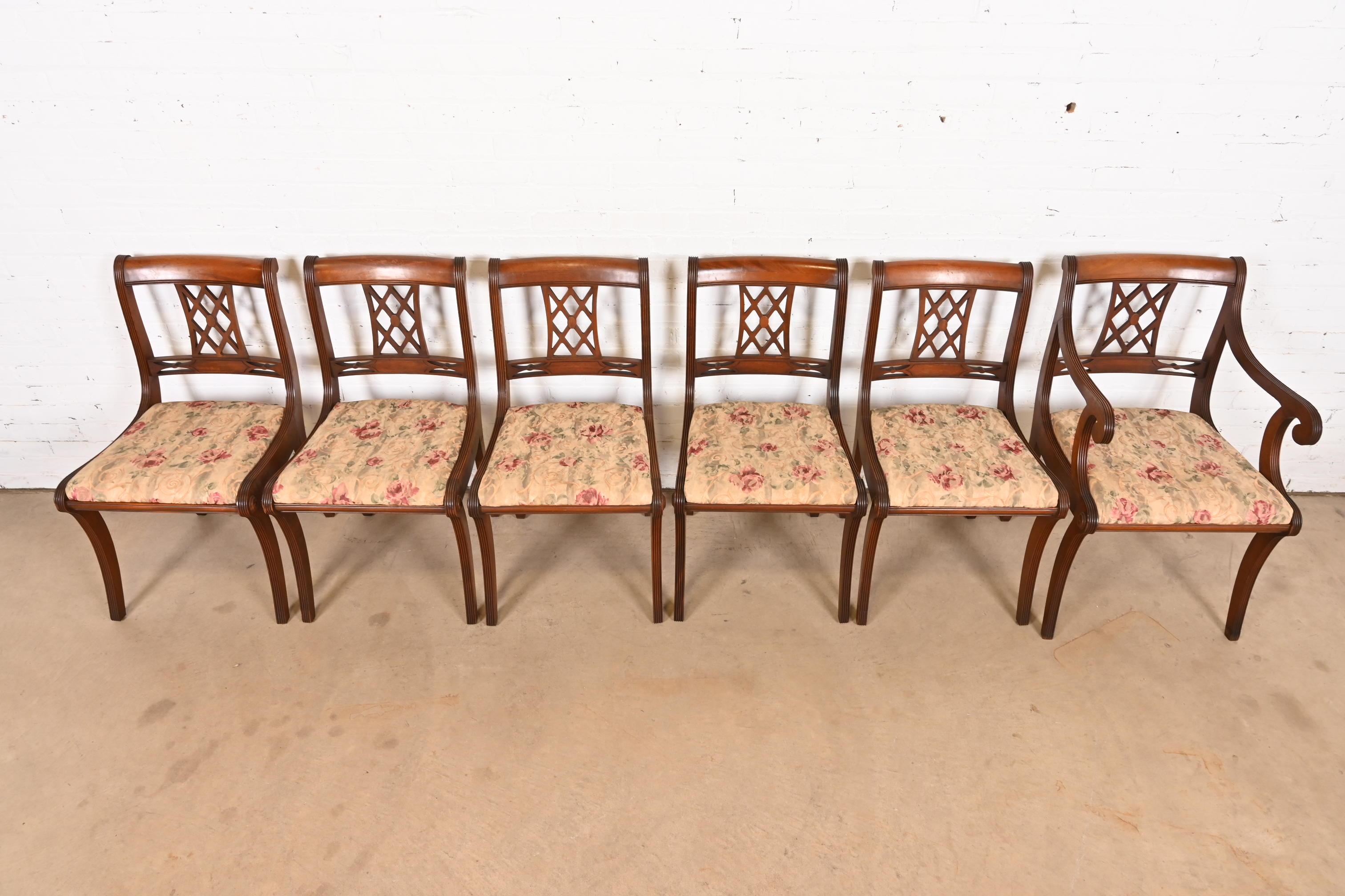Tappezzeria Set di sei sedie da pranzo in mogano intagliato Kindel Furniture Style Regency in vendita