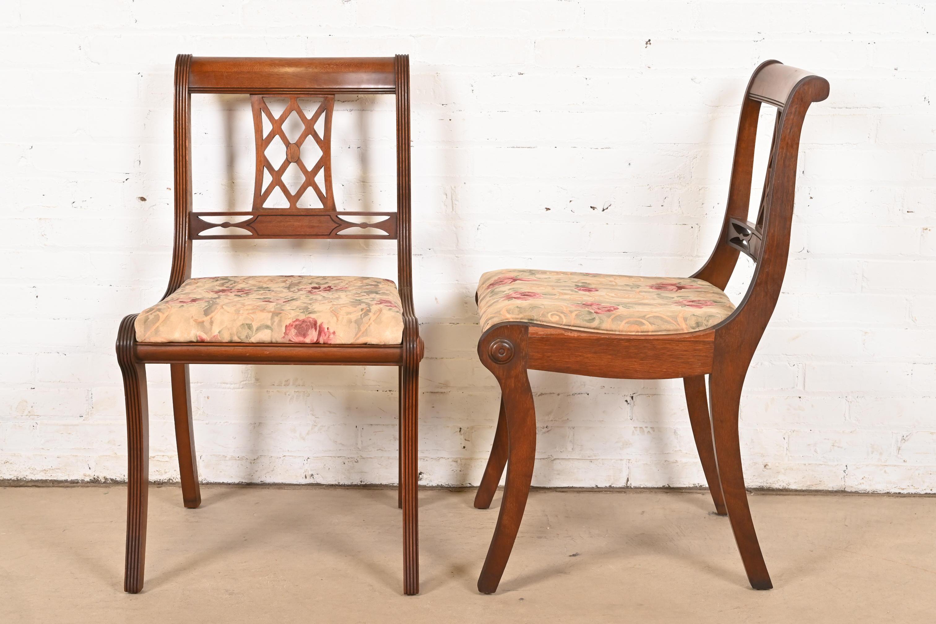 Set di sei sedie da pranzo in mogano intagliato Kindel Furniture Style Regency in vendita 1