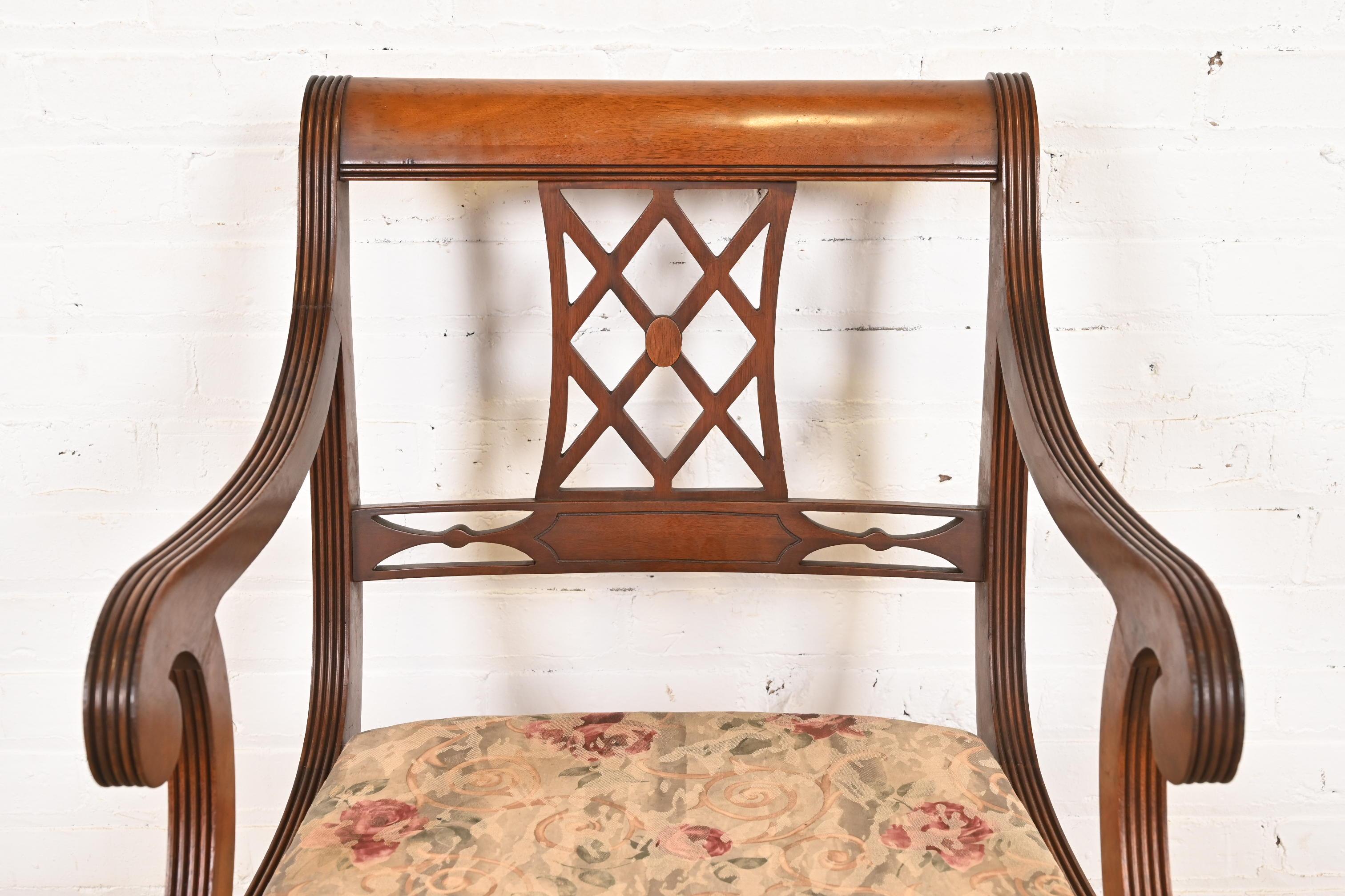 Set di sei sedie da pranzo in mogano intagliato Kindel Furniture Style Regency in vendita 2