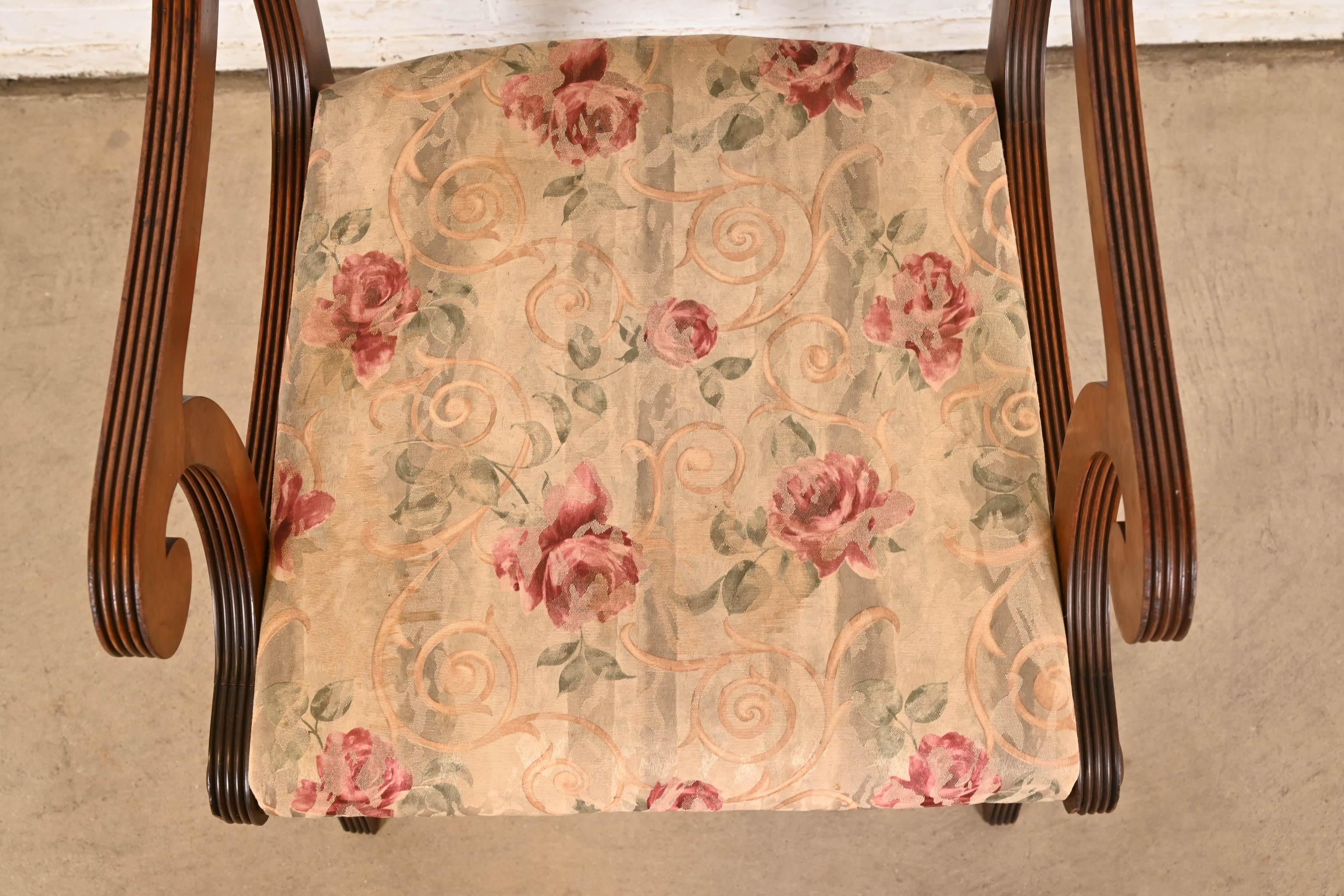 Set di sei sedie da pranzo in mogano intagliato Kindel Furniture Style Regency in vendita 3