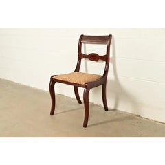 Silla auxiliar o de comedor de caoba tallada, estilo Regency, de Kindel Furniture, década de 1940