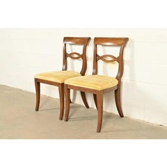 Sillas auxiliares o de comedor de nogal tallado estilo Regency de Kindel Furniture, juego de dos