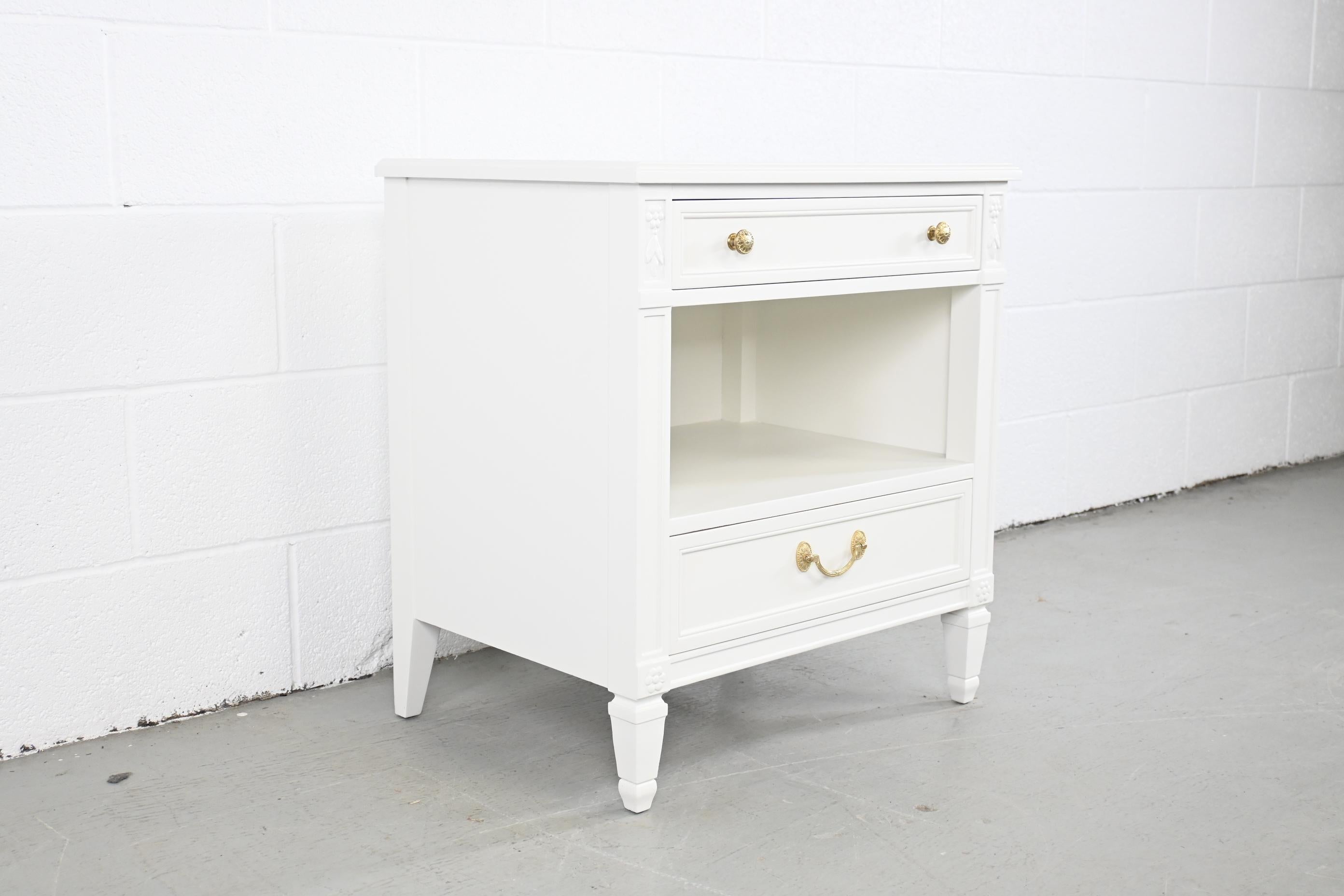 Kindel Furniture white Lacquered French regency style two drawer nightstand

Kindel Furniture, USA, 1960s

Measures: 24 Wide x 18 Deep x 26.25 High.

French Regency style white lacquered nightstands with two drawers and polished brass