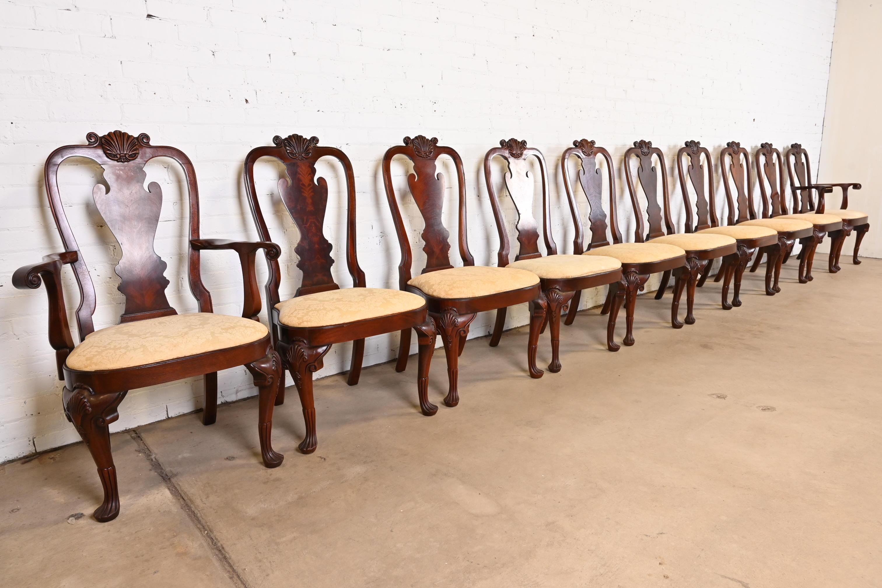Un magnifique ensemble de dix chaises de salle à manger de style géorgien ou Chippendale

Par Kindel Furniture, 