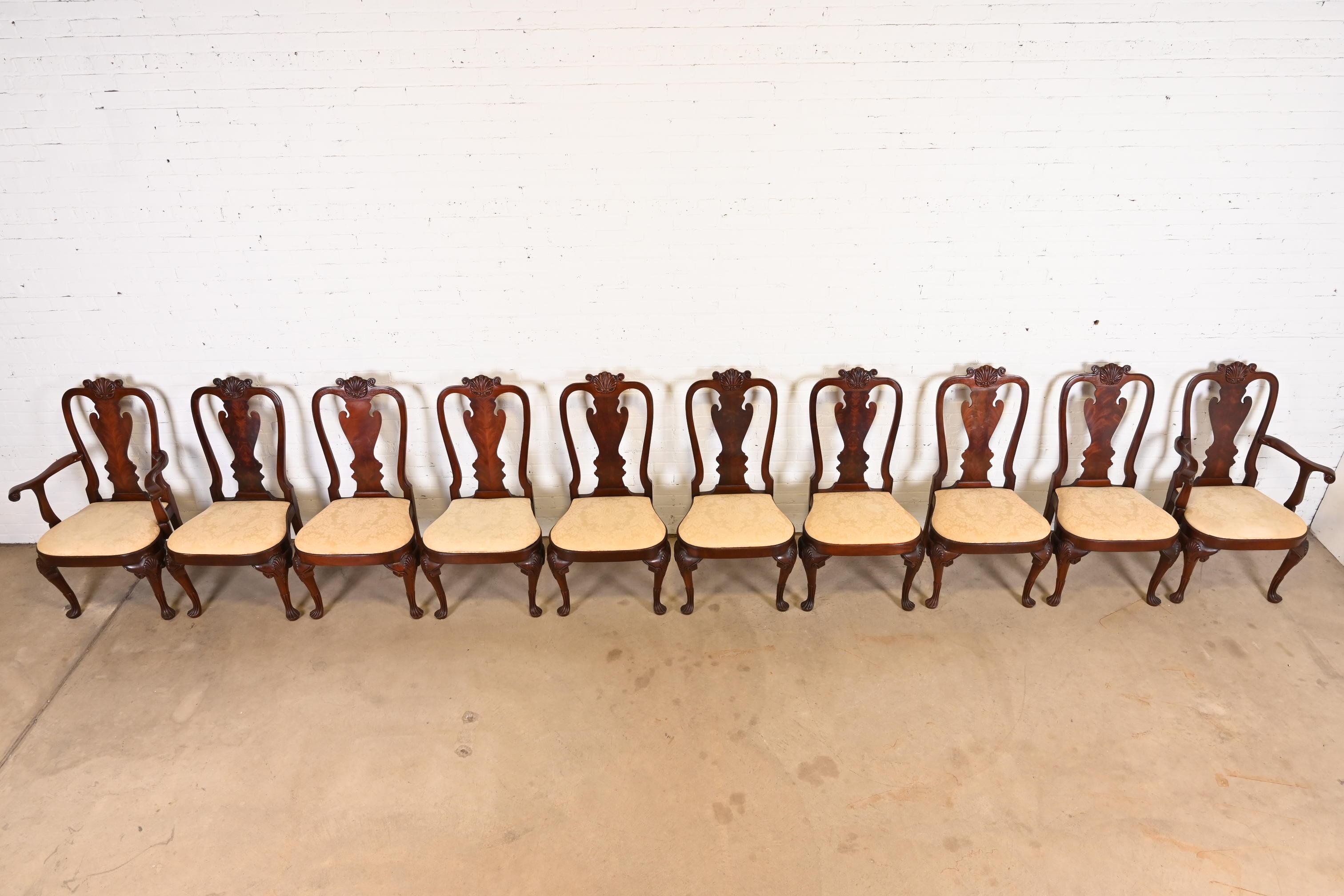 Chaises de salle à manger géorgiennes sculptées de la collection Winterthur de Kindel Furniture Bon état - En vente à South Bend, IN