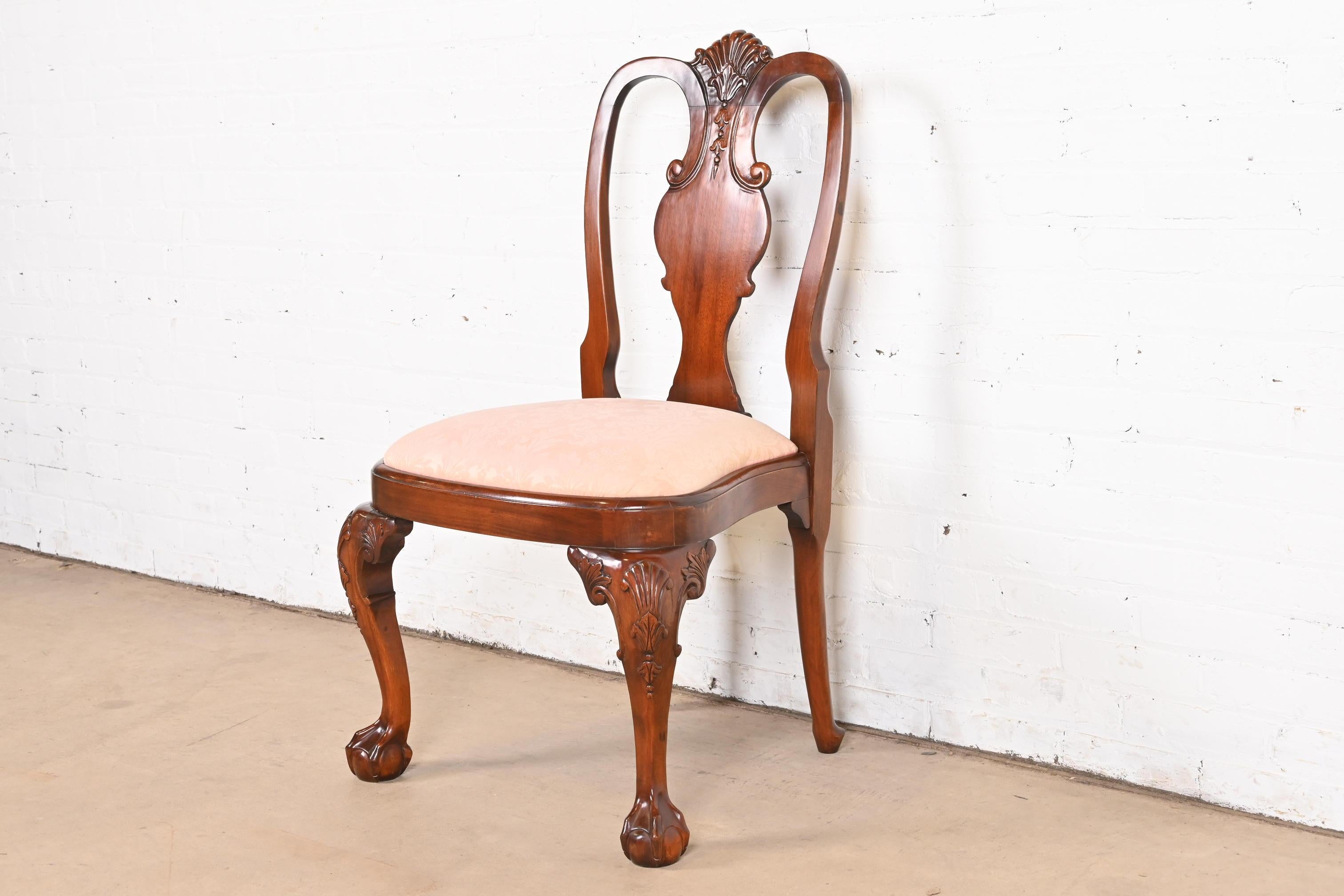 Chaises de salle à manger géorgiennes sculptées de la collection Winterthur de Kindel Furniture en vente 4