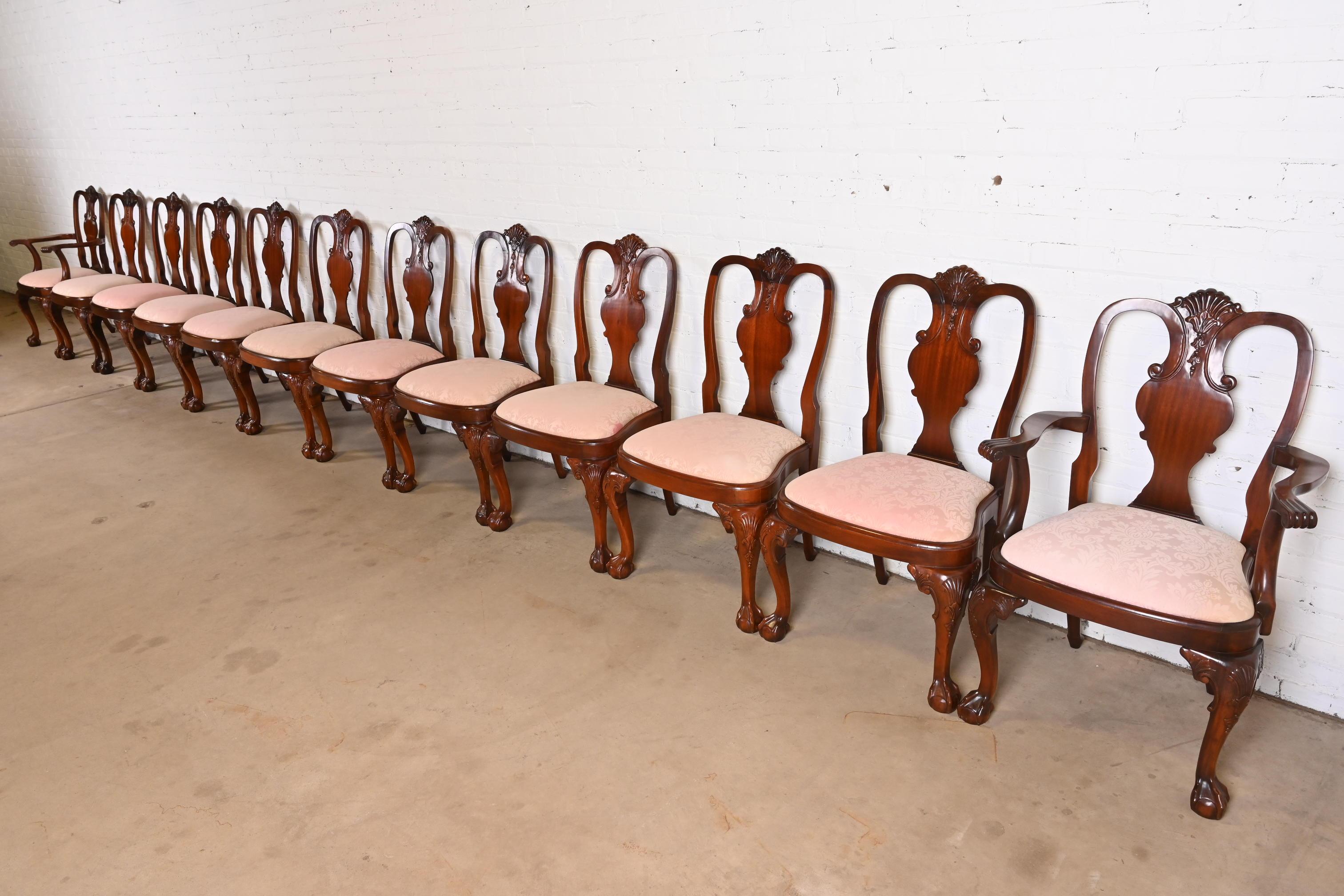 Kindel Furniture Winterthur Kollektion Georgianische geschnitzte Mahagoni-Esszimmerstühle (amerikanisch) im Angebot