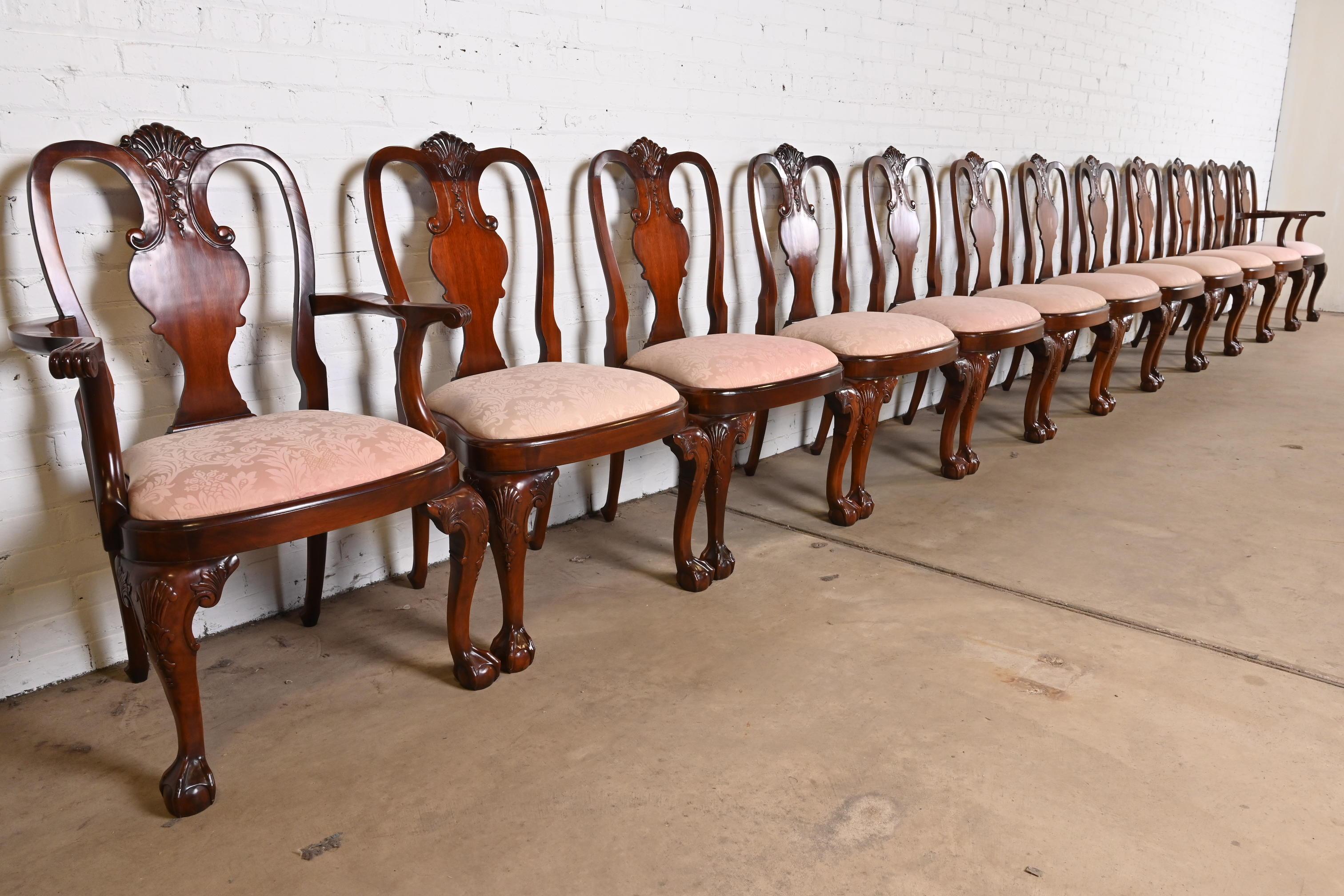 Américain Chaises de salle à manger géorgiennes sculptées de la collection Winterthur de Kindel Furniture en vente