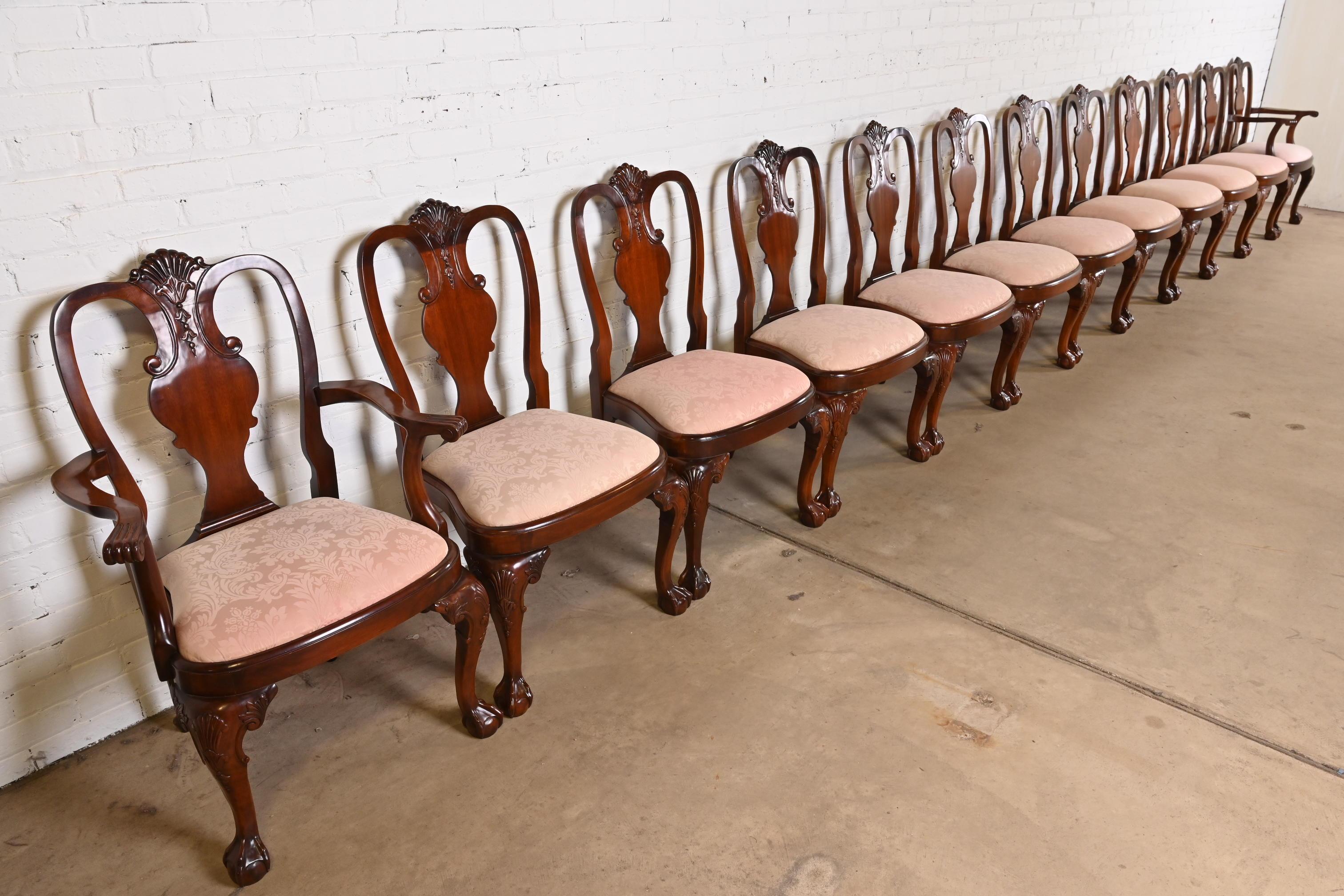 Chaises de salle à manger géorgiennes sculptées de la collection Winterthur de Kindel Furniture Bon état - En vente à South Bend, IN