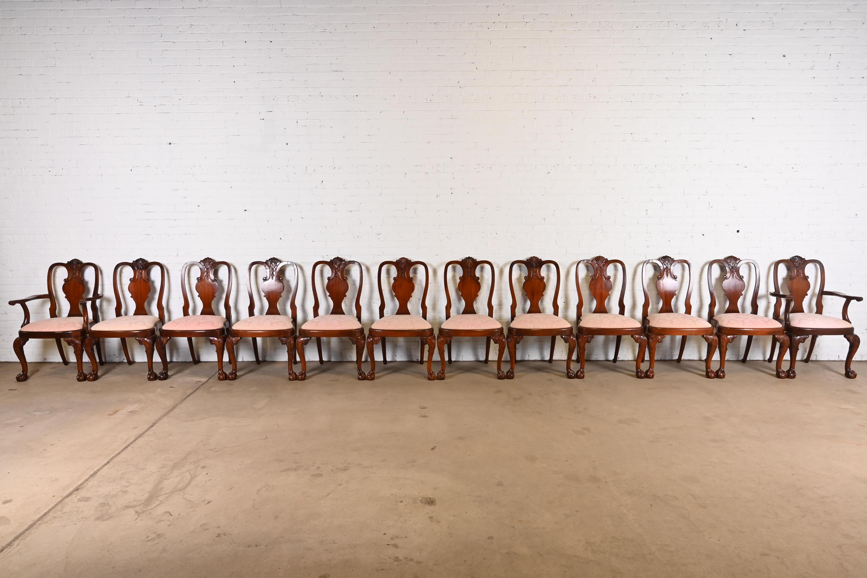 Kindel Furniture Winterthur Kollektion Georgianische geschnitzte Mahagoni-Esszimmerstühle (Polster) im Angebot