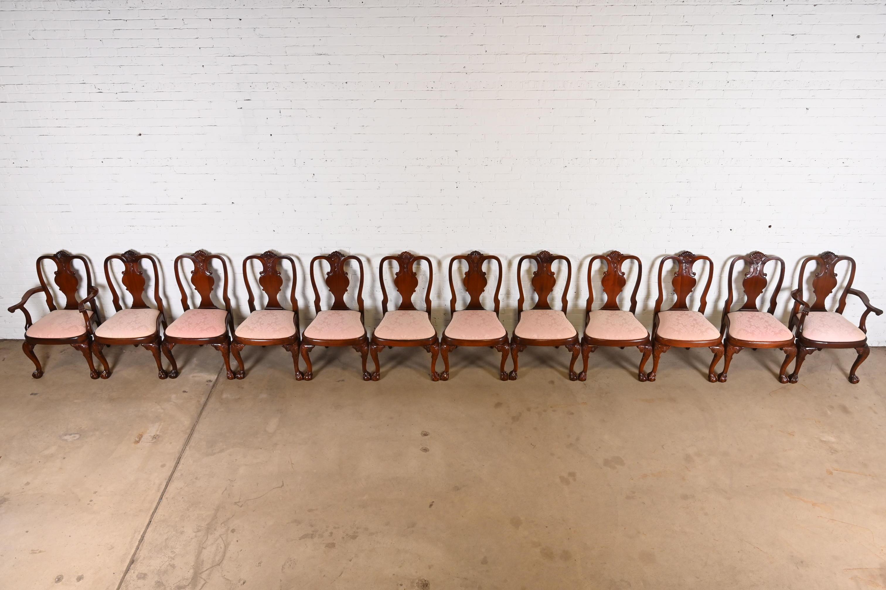 Tissu d'ameublement Chaises de salle à manger géorgiennes sculptées de la collection Winterthur de Kindel Furniture en vente