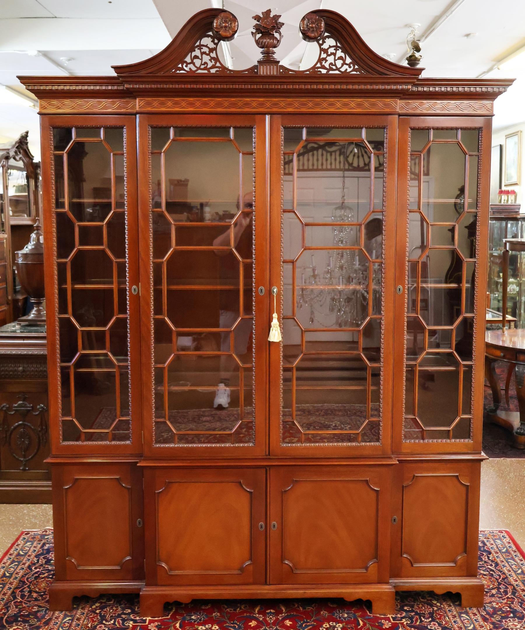 Kindel Historic Trust Mahogany Bookcase China Cabinet Breakfront

Dimensions : 73
