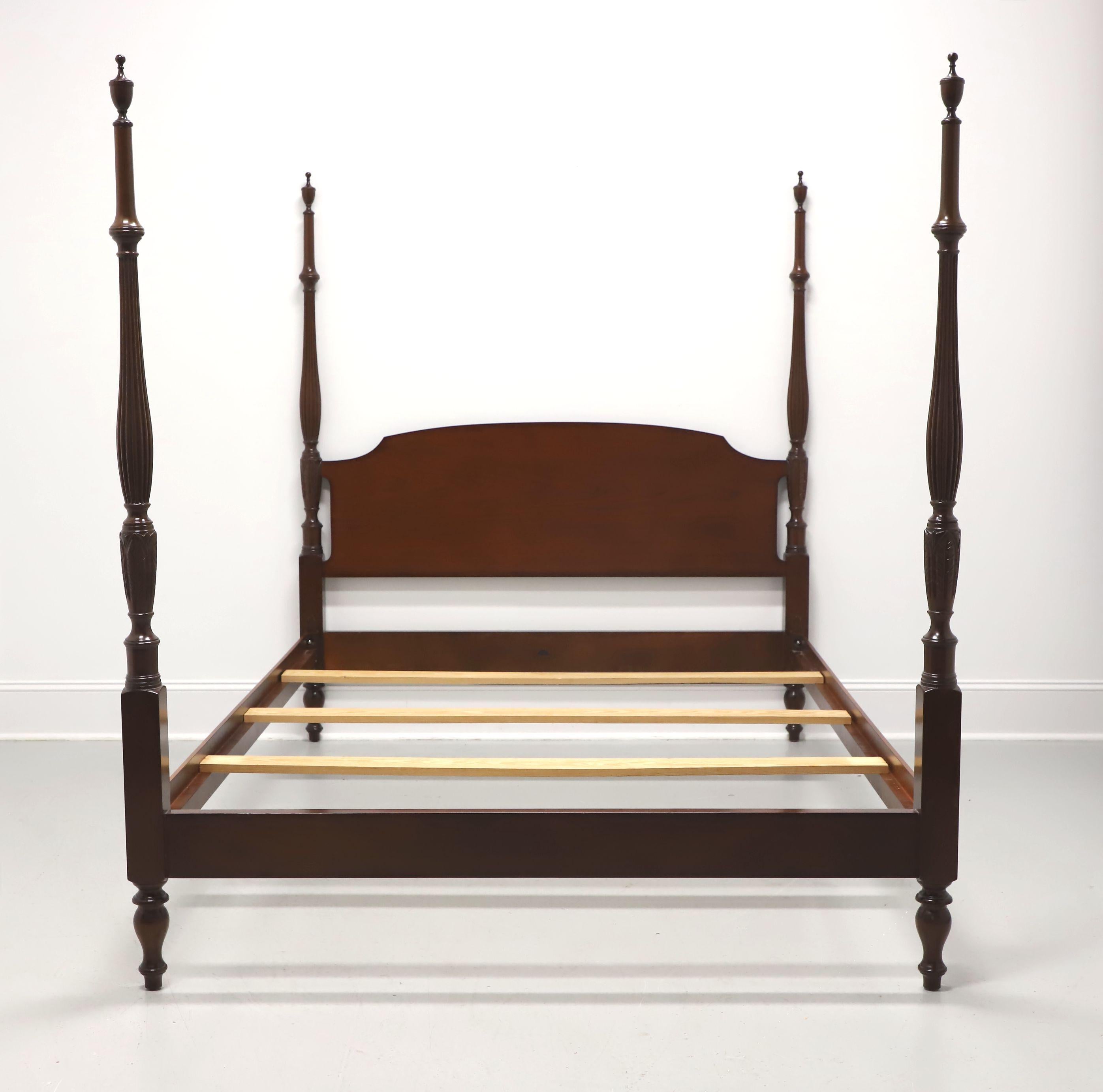 Un letto a baldacchino tradizionale in stile Chippendale di Kindel Furniture, appartenente alla collezione Legacy. Mogano con testiera ad arco intagliata, quattro montanti intagliati e scanalati a tabacco e sormontati da terminali, guide laterali a