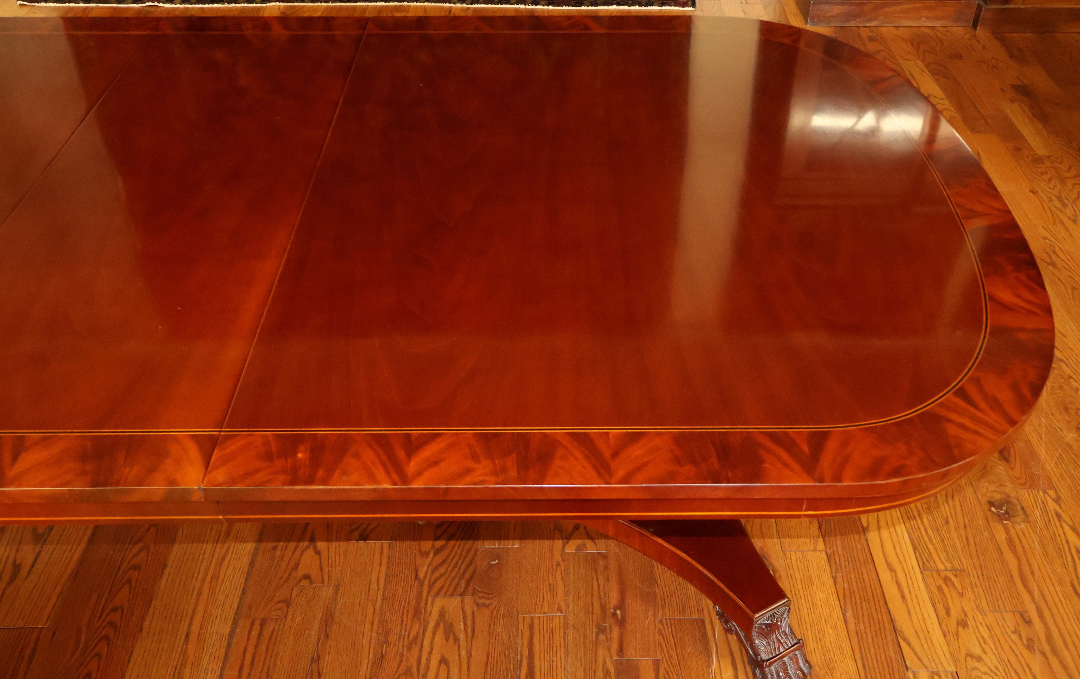 Kindel National Trust Empire Neo Classical Style Mahogany Dining Table Bon état - En vente à Long Branch, NJ