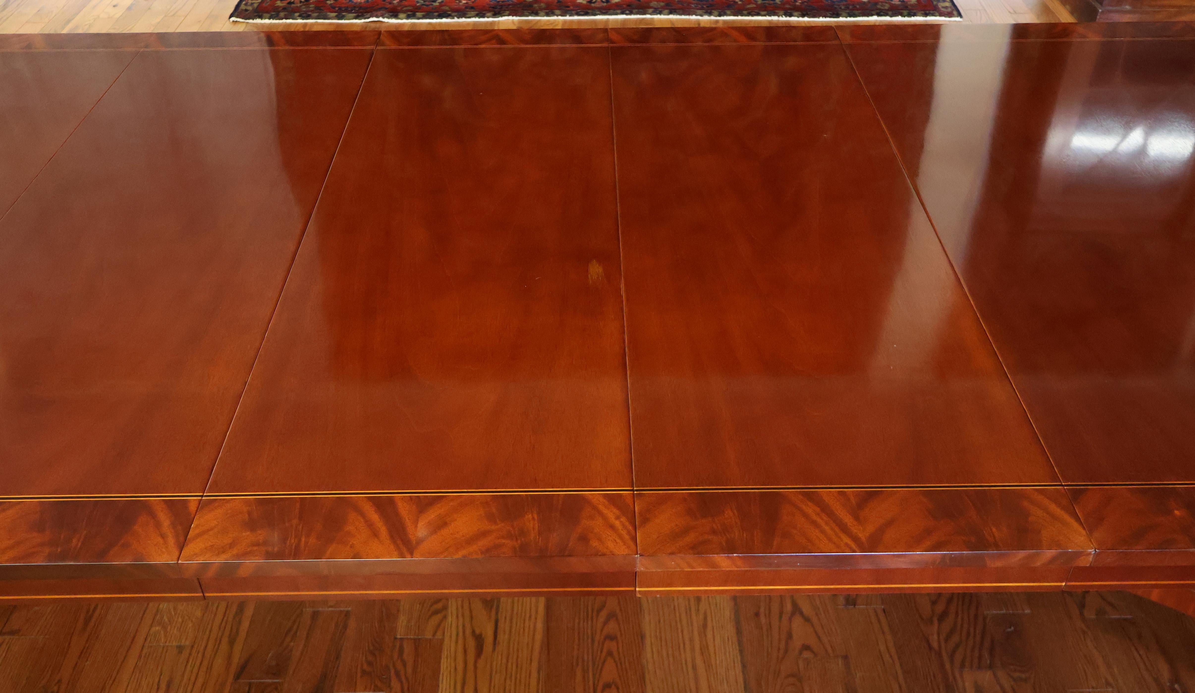 Fin du 20e siècle Kindel National Trust Empire Neo Classical Style Mahogany Dining Table en vente