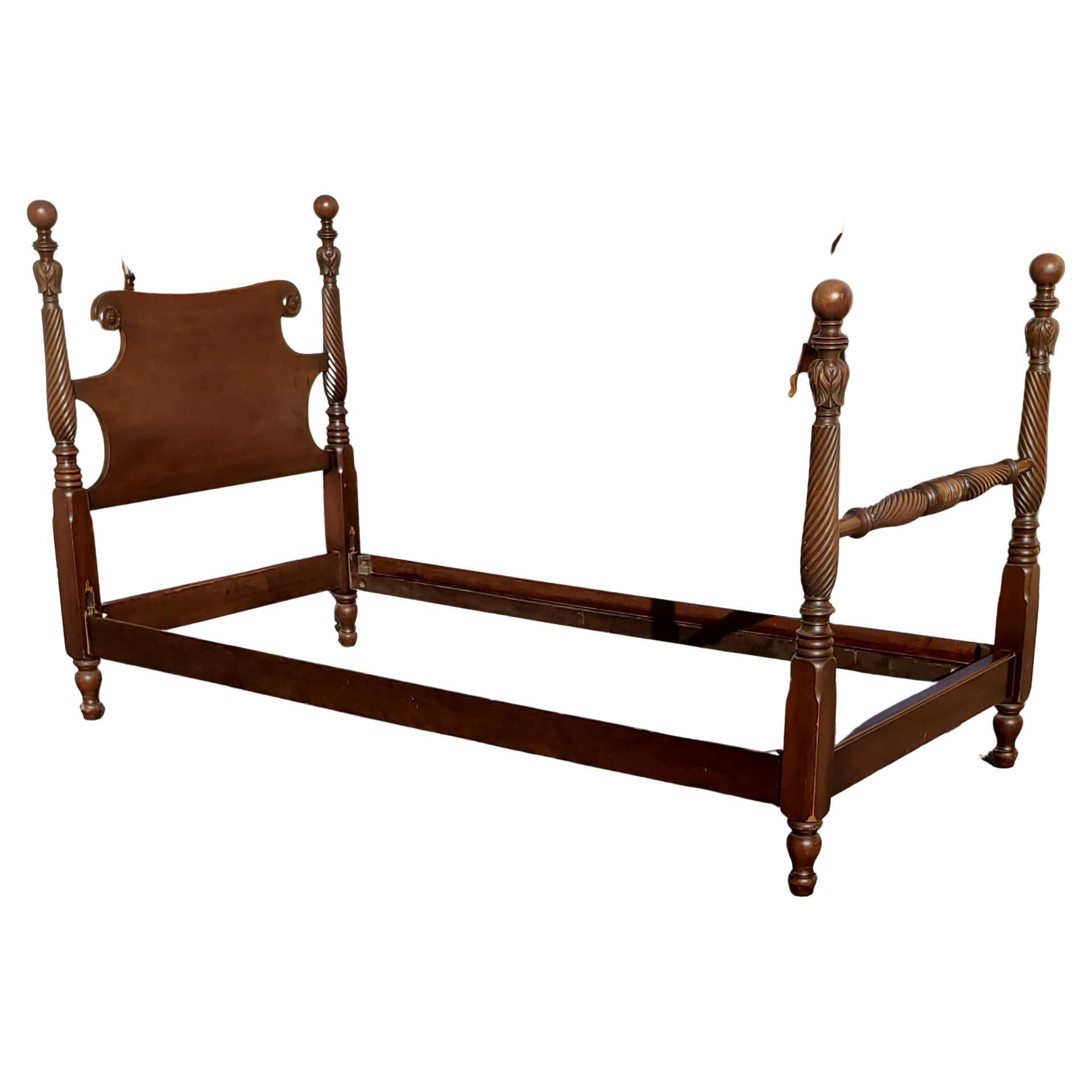 Exceptional pair of Kindel Oxford mahogany semi-post twin bedframe in good vintage condition. Circa 1930s.
Measure 40
