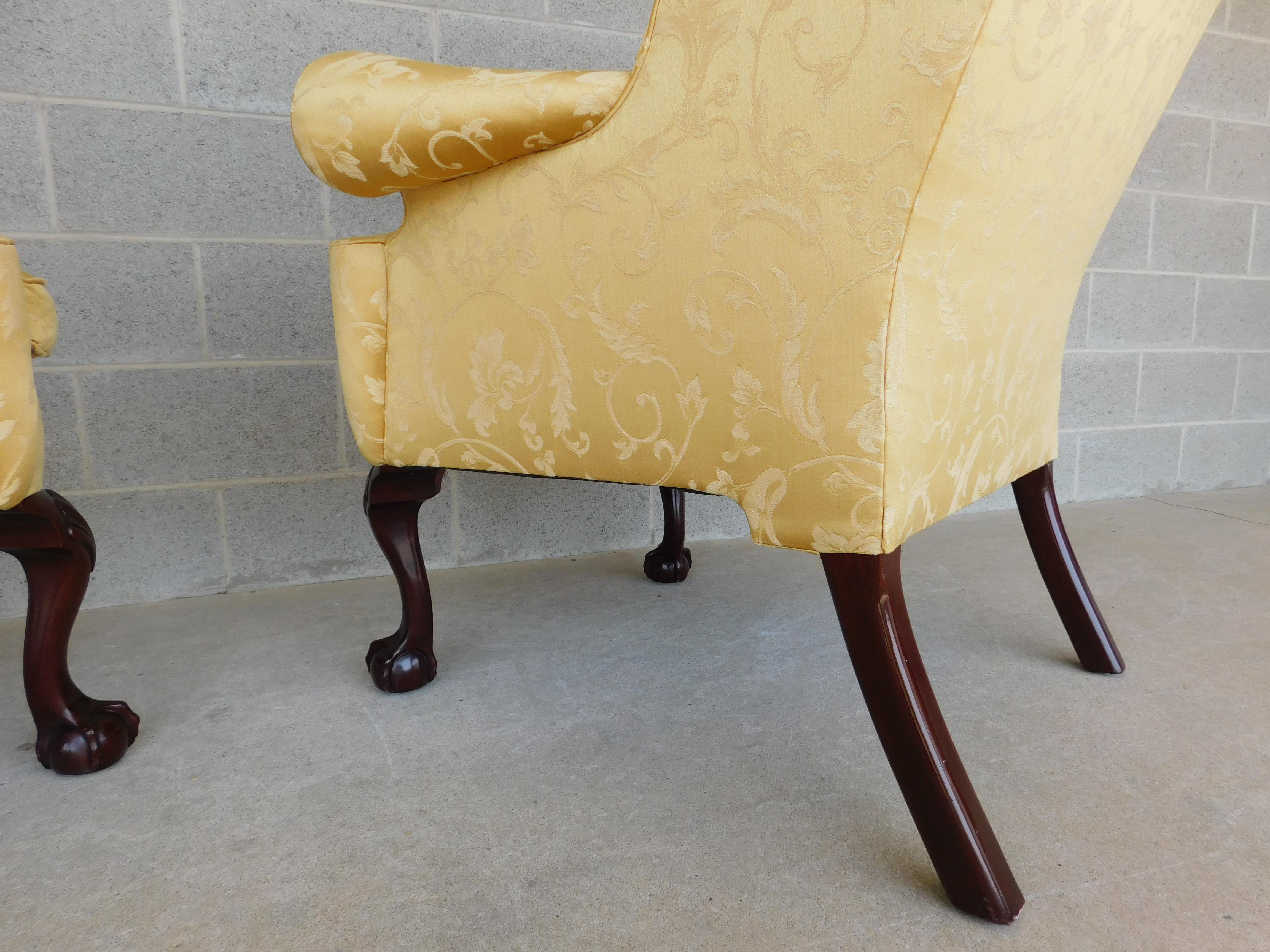 Paire de chaises à dossier à ailes de style Chippendale de la collection Winterthur Bon état - En vente à Parkesburg, PA