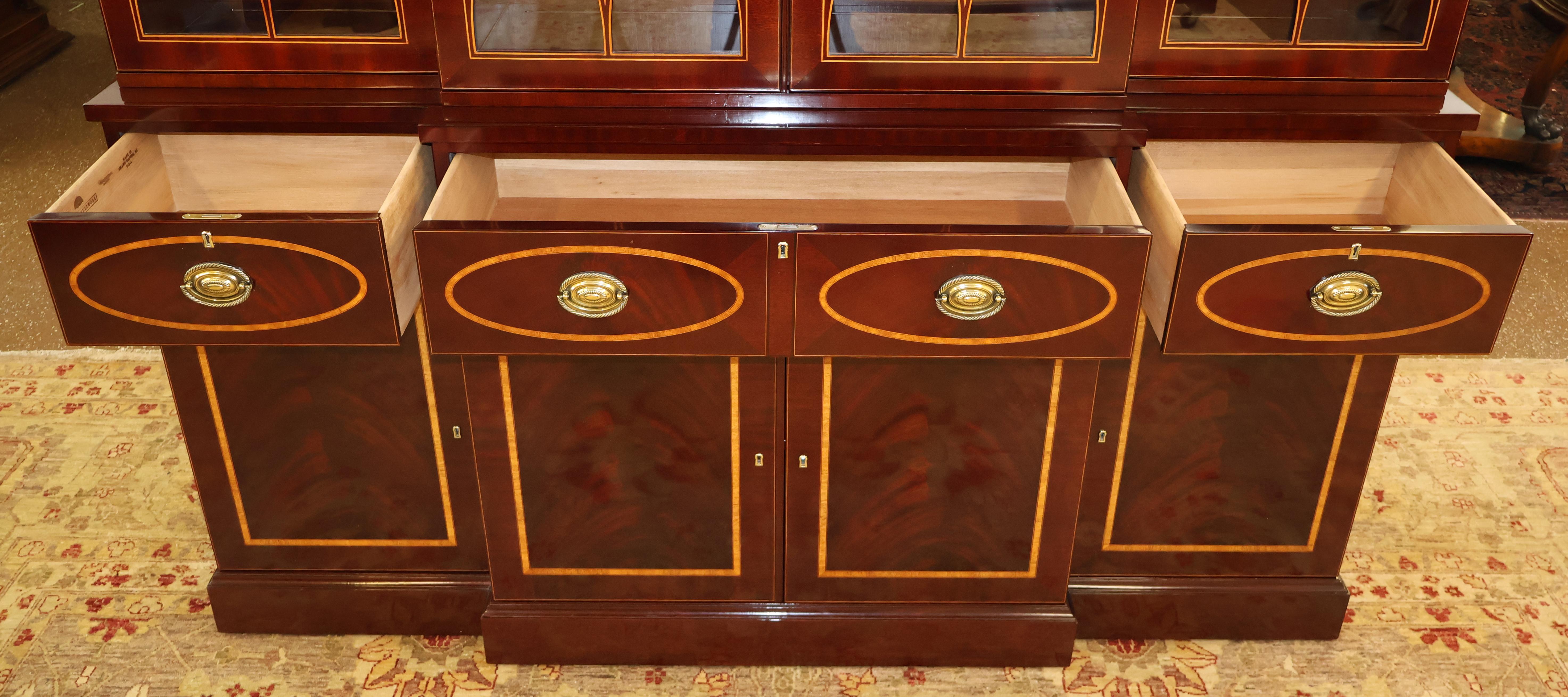 Kindel Winterthur Collection Acajou Marqueterie Bibliothèque Cabinet de Chine Breakfront en vente 4